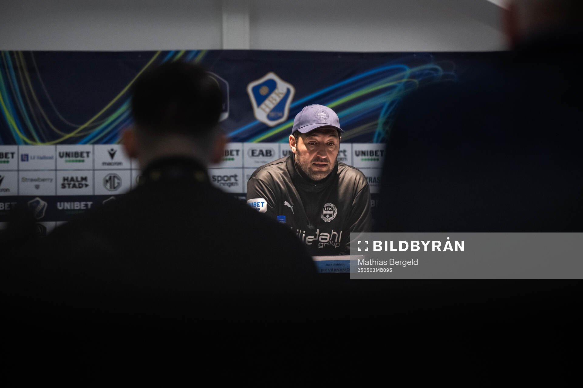 Värnamos tränare Juan Robledo på presskonferensen efter fotbollsmatchen i Allsvenskan mellan Halmstad och Värnamo den 3 maj 2025 i Halmstad.