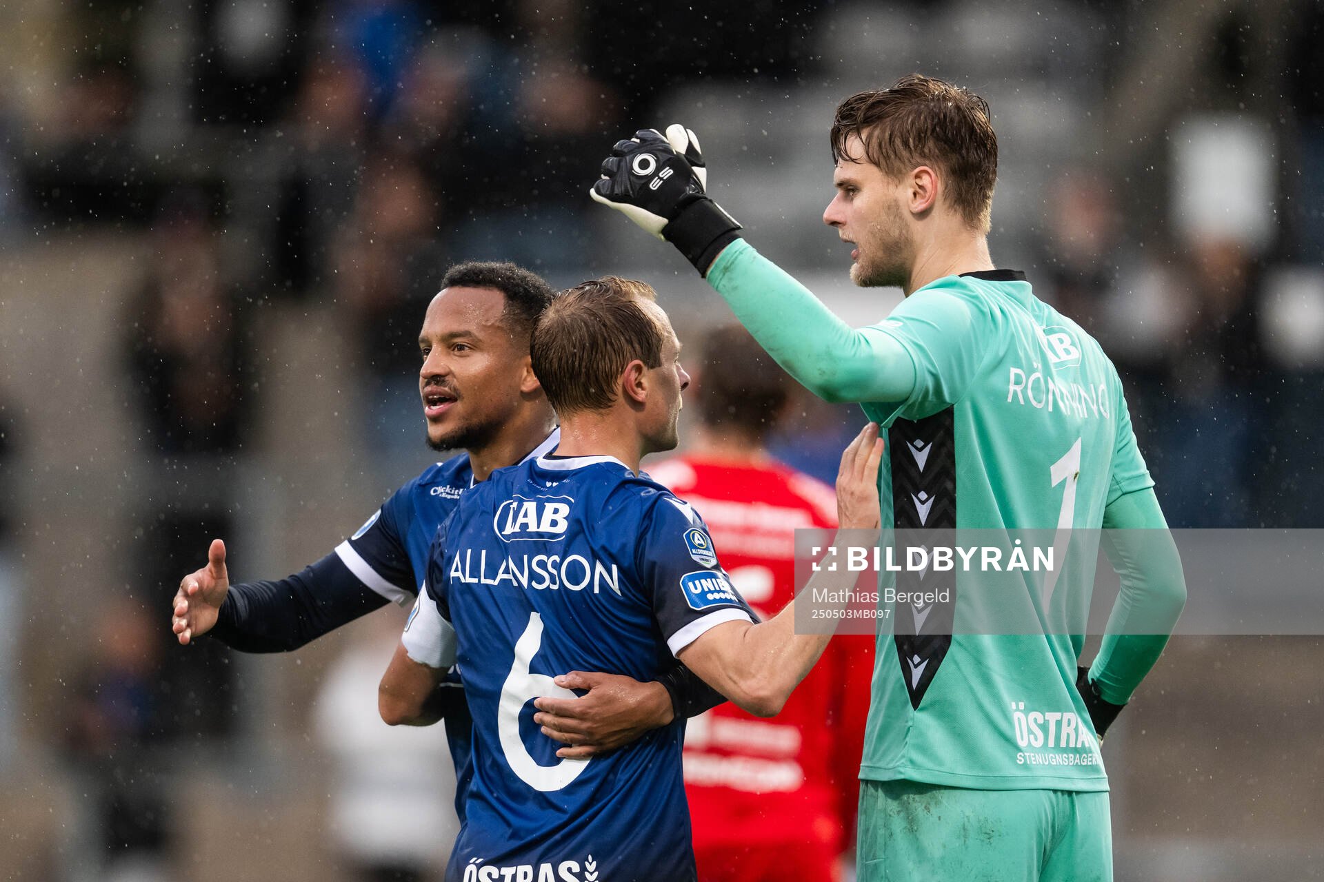 Halmstads Marcus Olsson, Joel Allansson och målvakt Tim Rönning jublar efter fotbollsmatchen i Allsvenskan mellan Halmstad och Värnamo den 3 maj 2025 i Halmstad.