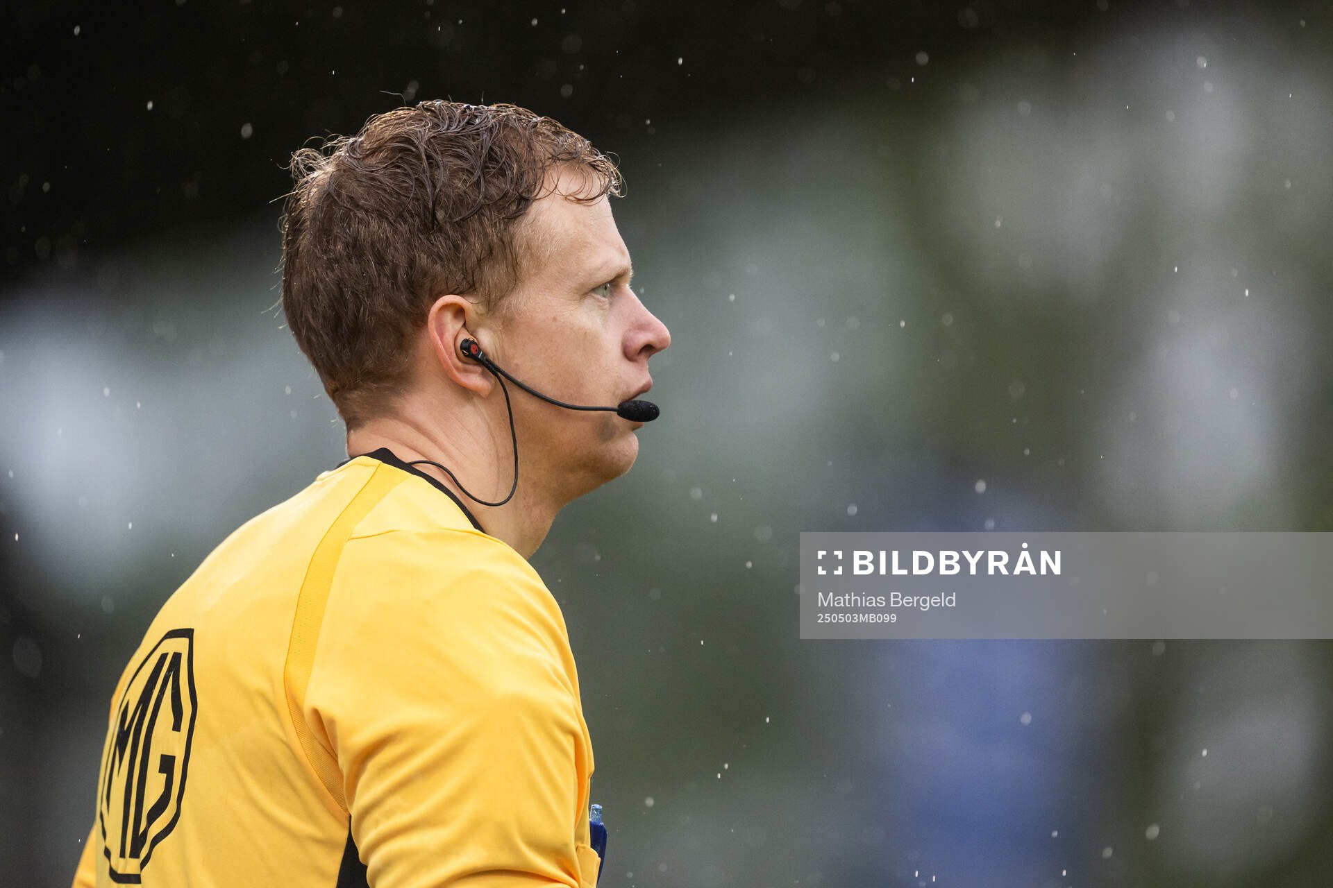 Assisterande domare Niklas Nyberg under fotbollsmatchen i Allsvenskan mellan Halmstad och Värnamo den 3 maj 2025 i Halmstad. 