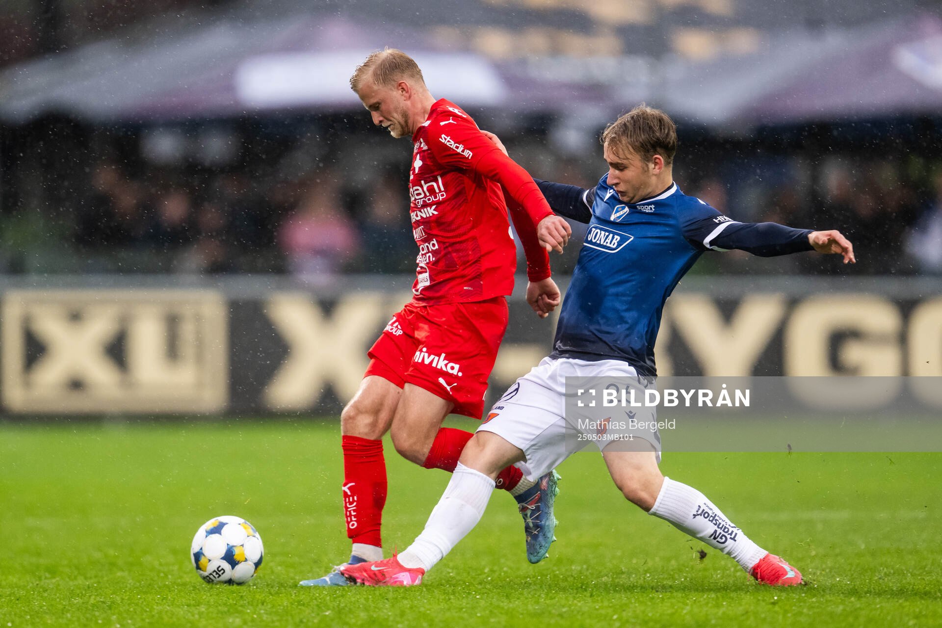 Värnamos Johan Rapp och Halmstads Måns Andersson under fotbollsmatchen i Allsvenskan mellan Halmstad och Värnamo den 3 maj 2025 i Halmstad.