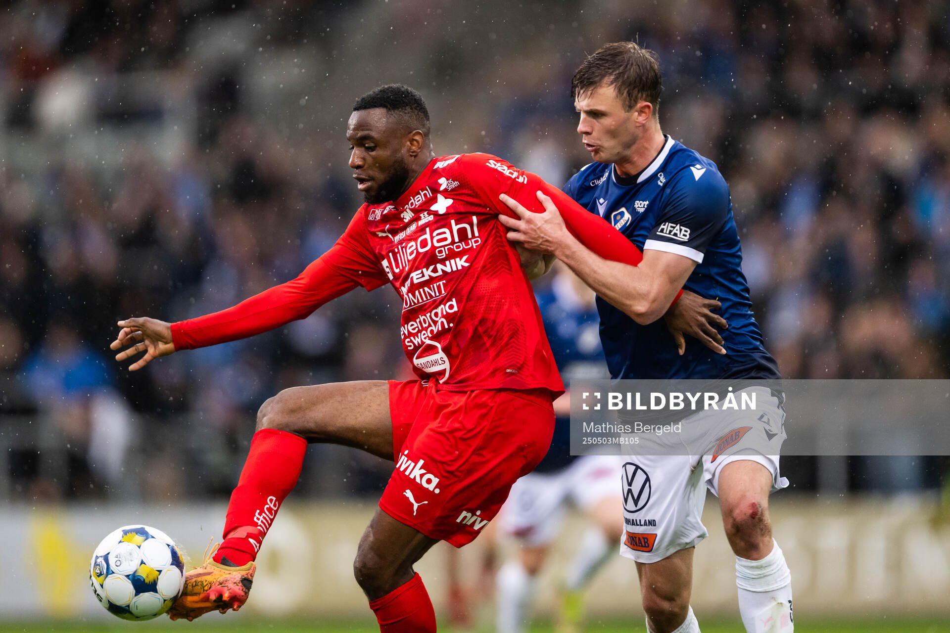 Värnamos Johnbosco Samuel Kalu och Halmstads Filip Schyberg under fotbollsmatchen i Allsvenskan mellan Halmstad och Värnamo den 3 maj 2025 i Halmstad.