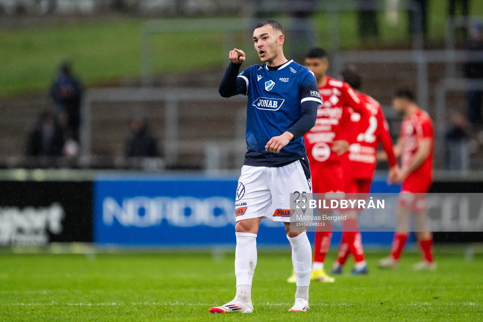 Halmstads Aleksander Damnjanovic Nilsson under fotbollsmatchen i Allsvenskan mellan Halmstad och Värnamo den 3 maj 2025 i Halmstad. 