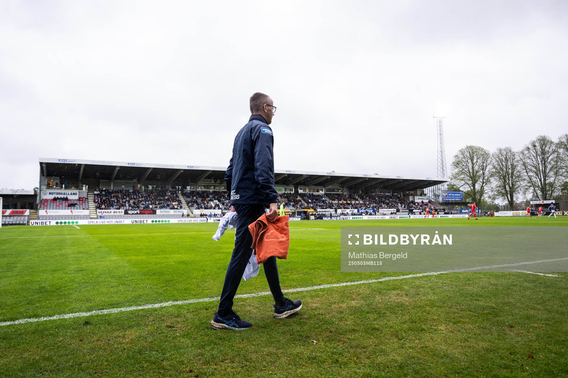 Halmstads materialförvaltare Sven Karlsson bär på en handduk under fotbollsmatchen i Allsvenskan mellan Halmstad och Värnamo den 3 maj 2025 i Halmstad.