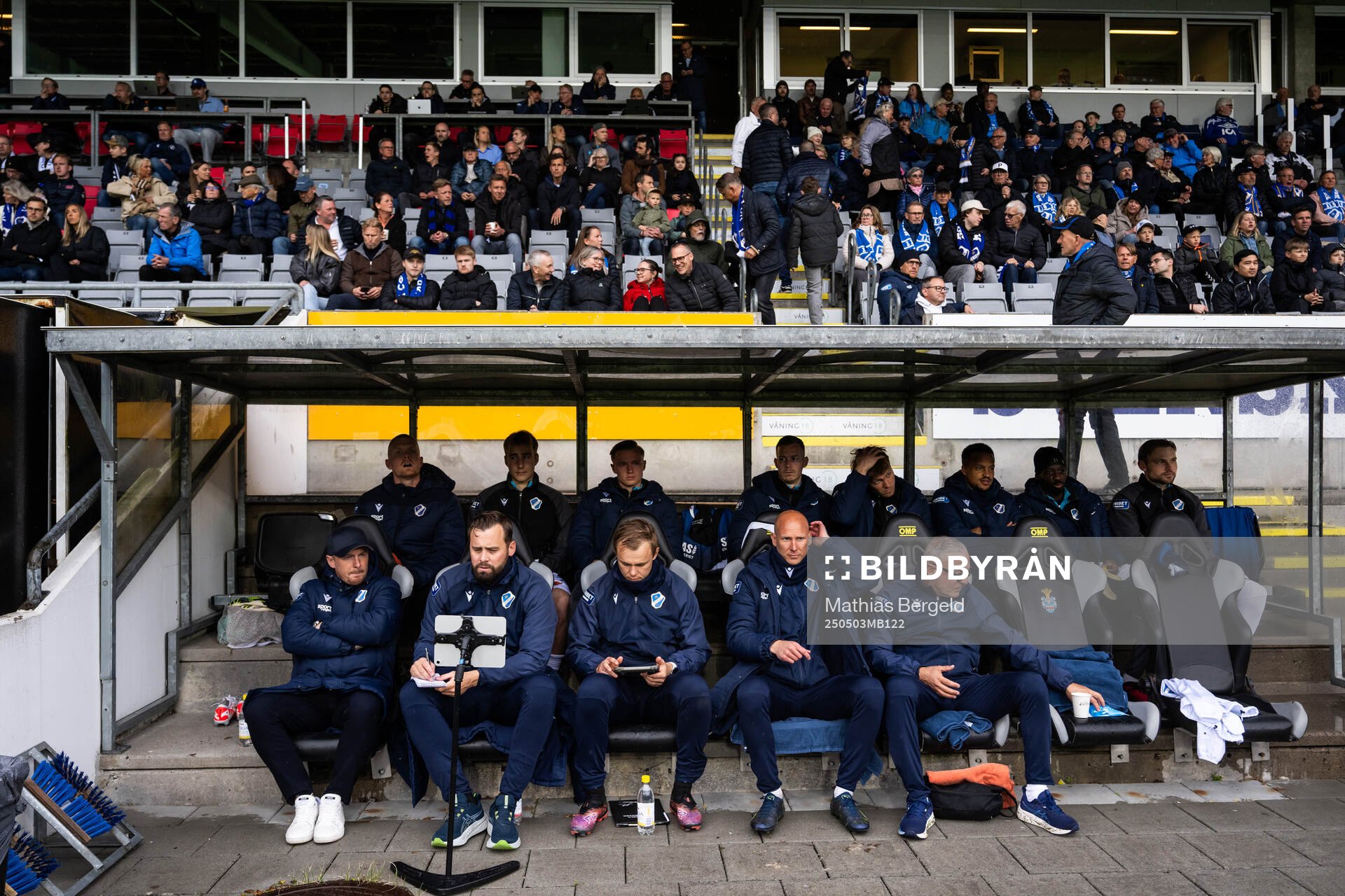 Halmstads huvudtränare Johan Lindholm, assisterande tränare Adam Larsson, målvaktstränare Dennis Nilsson, assisterande tränare Andreas Johansson och sjukgymnast Simon Bakkioui inför fotbollsmatchen i Allsvenskan mellan Halmstad och Värnamo den 3 maj 2025 i Halmstad.