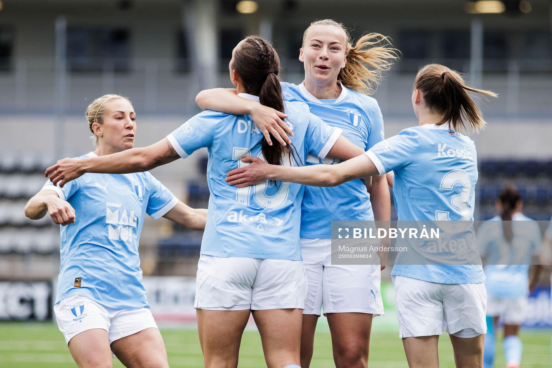Malmö FFs Isabella D'Aquila jublar med Sara Kanutte Sørensen Fornes och Katariina Kosola efter 0-1 under fotbollsmatchen i Damallsvenskan mellan Linköping och Malmö FF den 3 maj 2025 i Linköping.