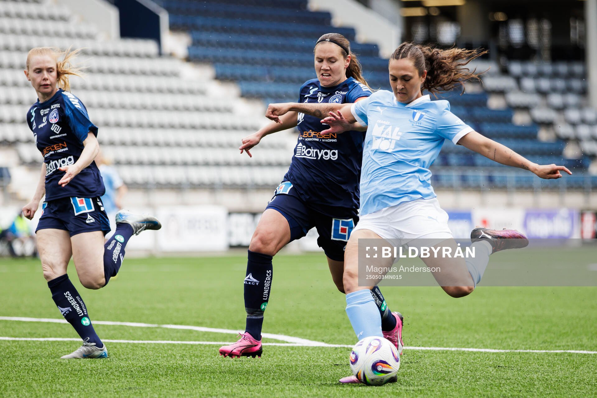 Linköpings Emma Lennartsson och Malmö FFs Isabella D'Aquila under fotbollsmatchen i Damallsvenskan mellan Linköping och Malmö FF den 3 maj 2025 i Linköping.