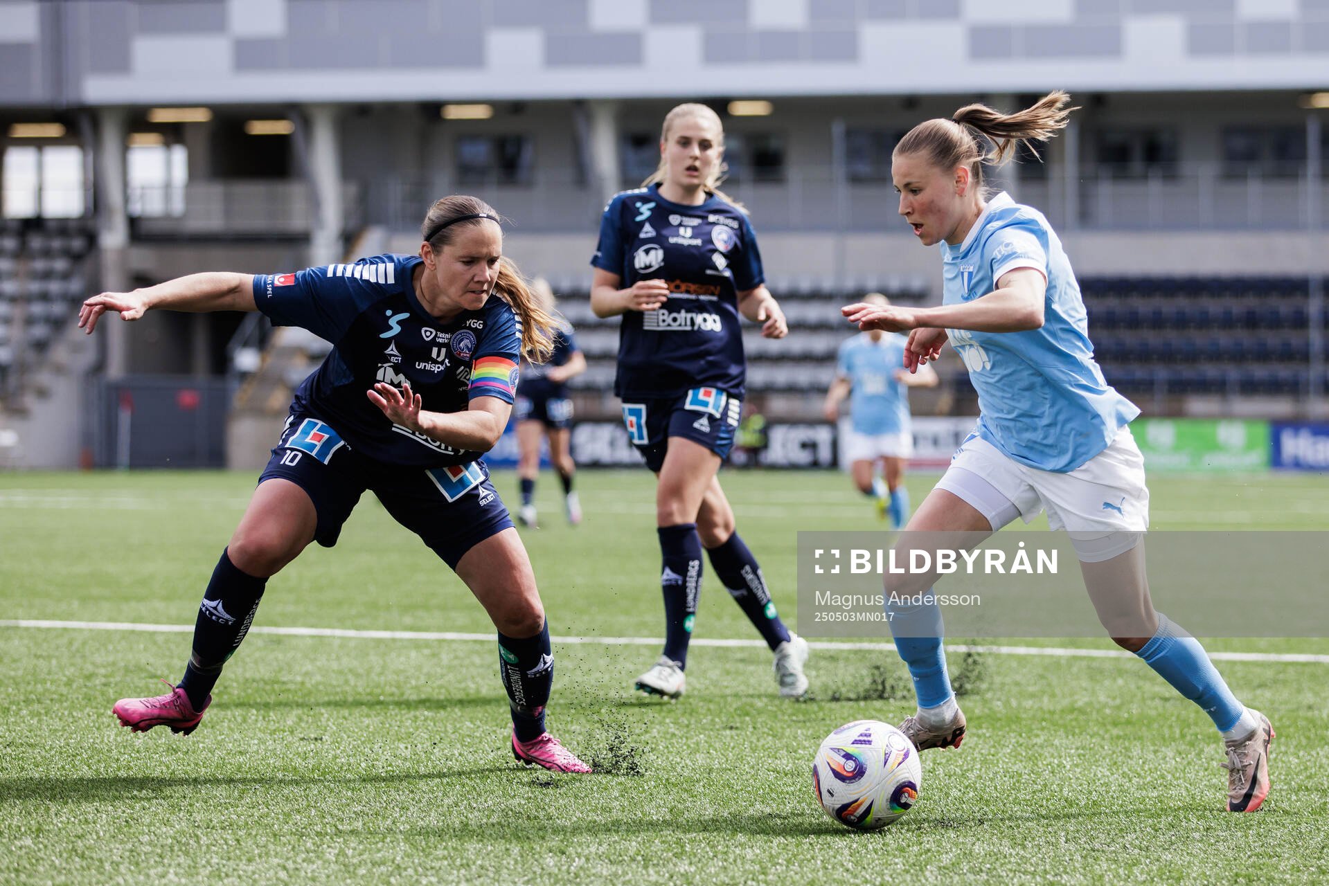 Linköpings Emma Lennartsson och Malmö FFs Katariina Kosola under fotbollsmatchen i Damallsvenskan mellan Linköping och Malmö FF den 3 maj 2025 i Linköping.