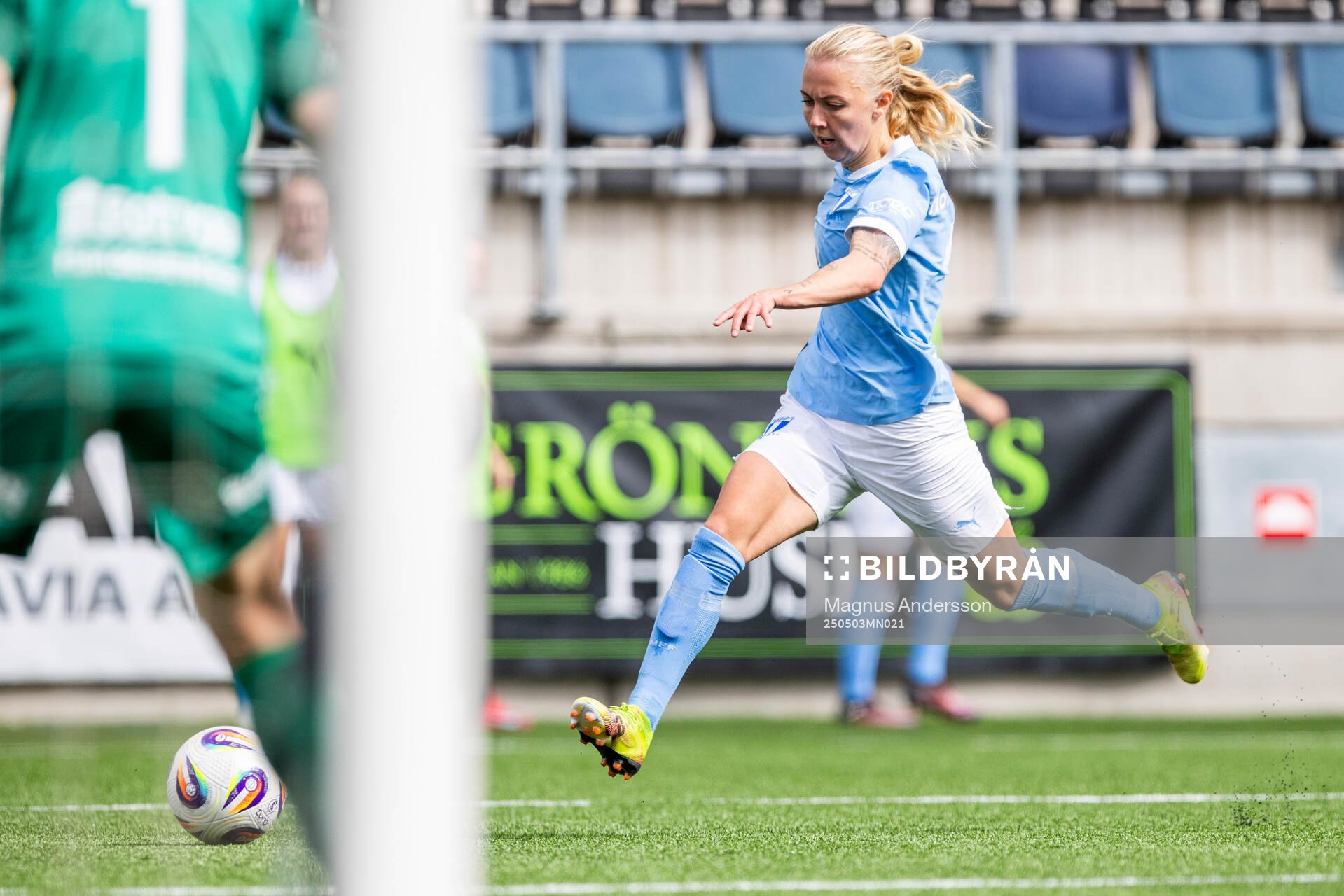 Malmö FFs Nathalie Hoff Persson under fotbollsmatchen i Damallsvenskan mellan Linköping och Malmö FF den 3 maj 2025 i Linköping. 