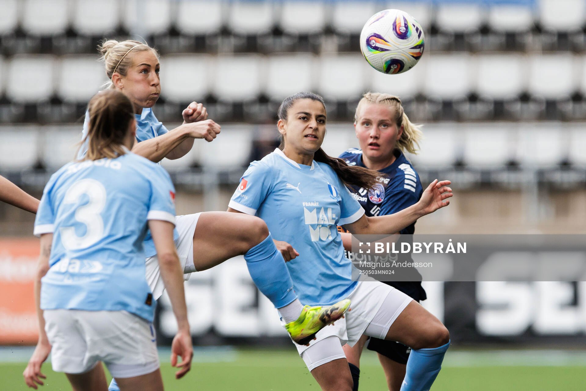 Malmö FFs Mia Persson och Ines Belloumou mot Linköpings Maria Olafsdottir Gros under fotbollsmatchen i Damallsvenskan mellan Linköping och Malmö FF den 3 maj 2025 i Linköping.
