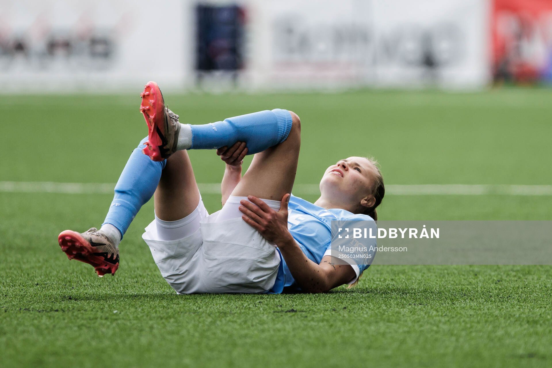 Malmö FFs Katariina Kosola har ont under fotbollsmatchen i Damallsvenskan mellan Linköping och Malmö FF den 3 maj 2025 i Linköping.