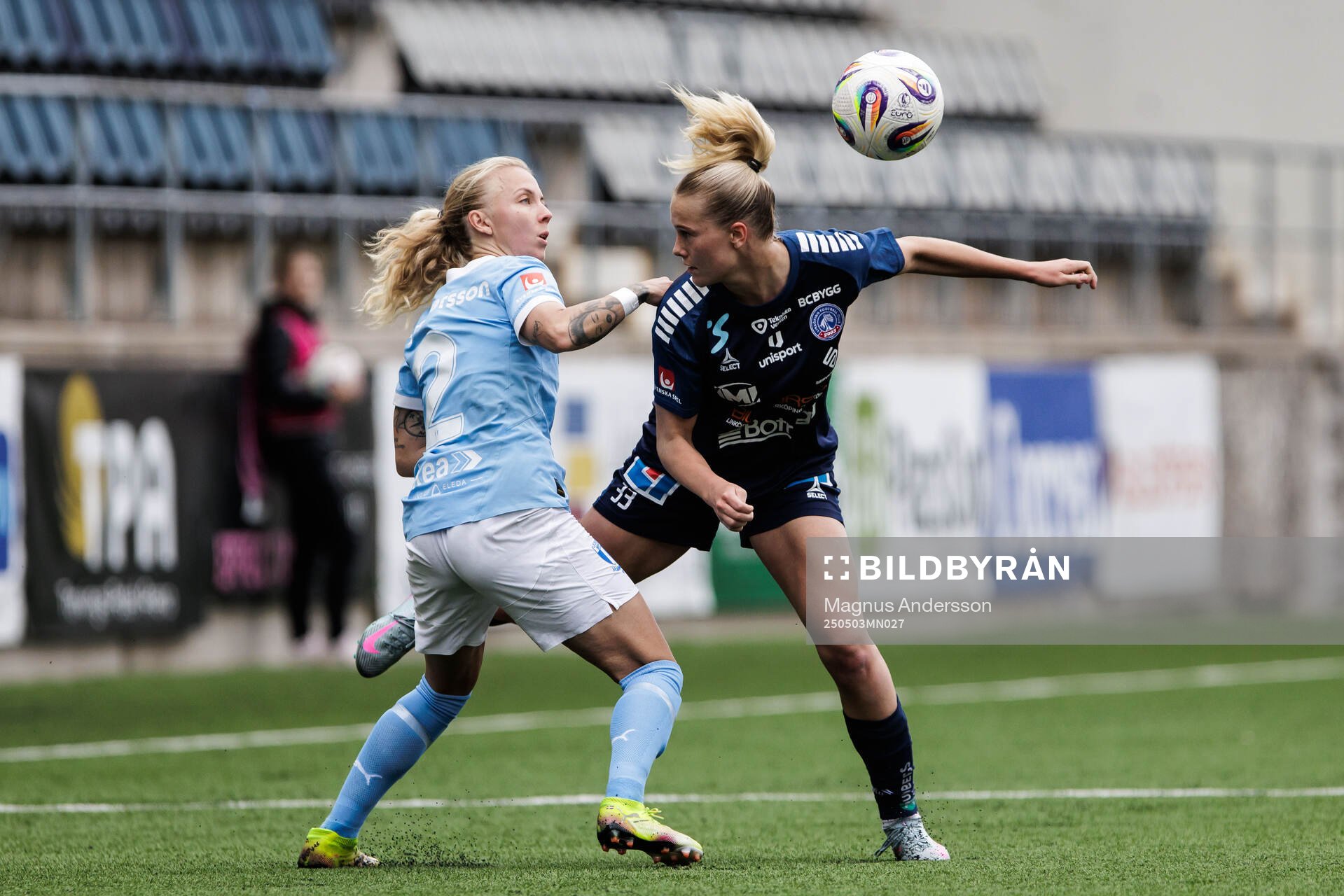 Malmö FFs Nathalie Hoff Persson och Linköpings Lilli Halttunen under fotbollsmatchen i Damallsvenskan mellan Linköping och Malmö FF den 3 maj 2025 i Linköping.