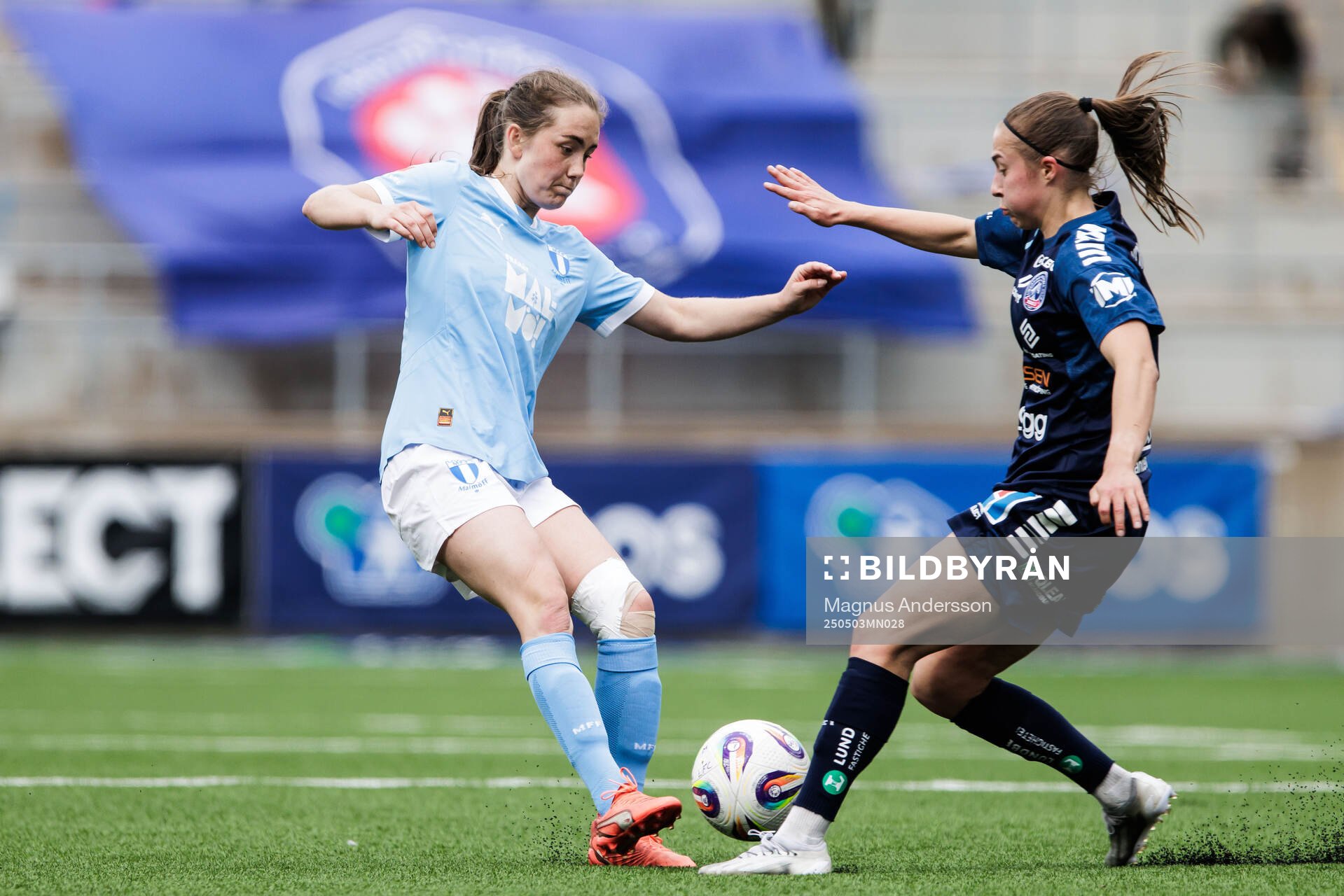 Malmö FFs Matilda Kristell och Linköpings Vilma Koivisto under fotbollsmatchen i Damallsvenskan mellan Linköping och Malmö FF den 3 maj 2025 i Linköping.