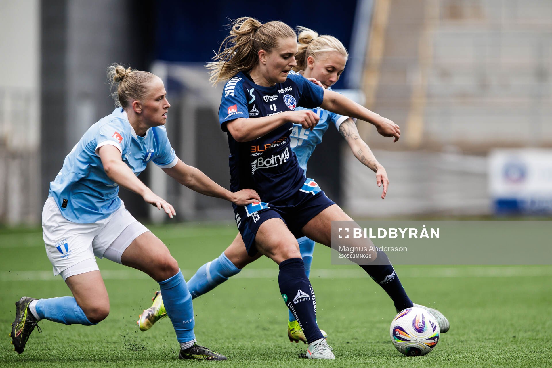 Malmö FFs Tuva Skoog och Nathalie Hoff Persson mot Linköpings Lisa Björk under fotbollsmatchen i Damallsvenskan mellan Linköping och Malmö FF den 3 maj 2025 i Linköping.