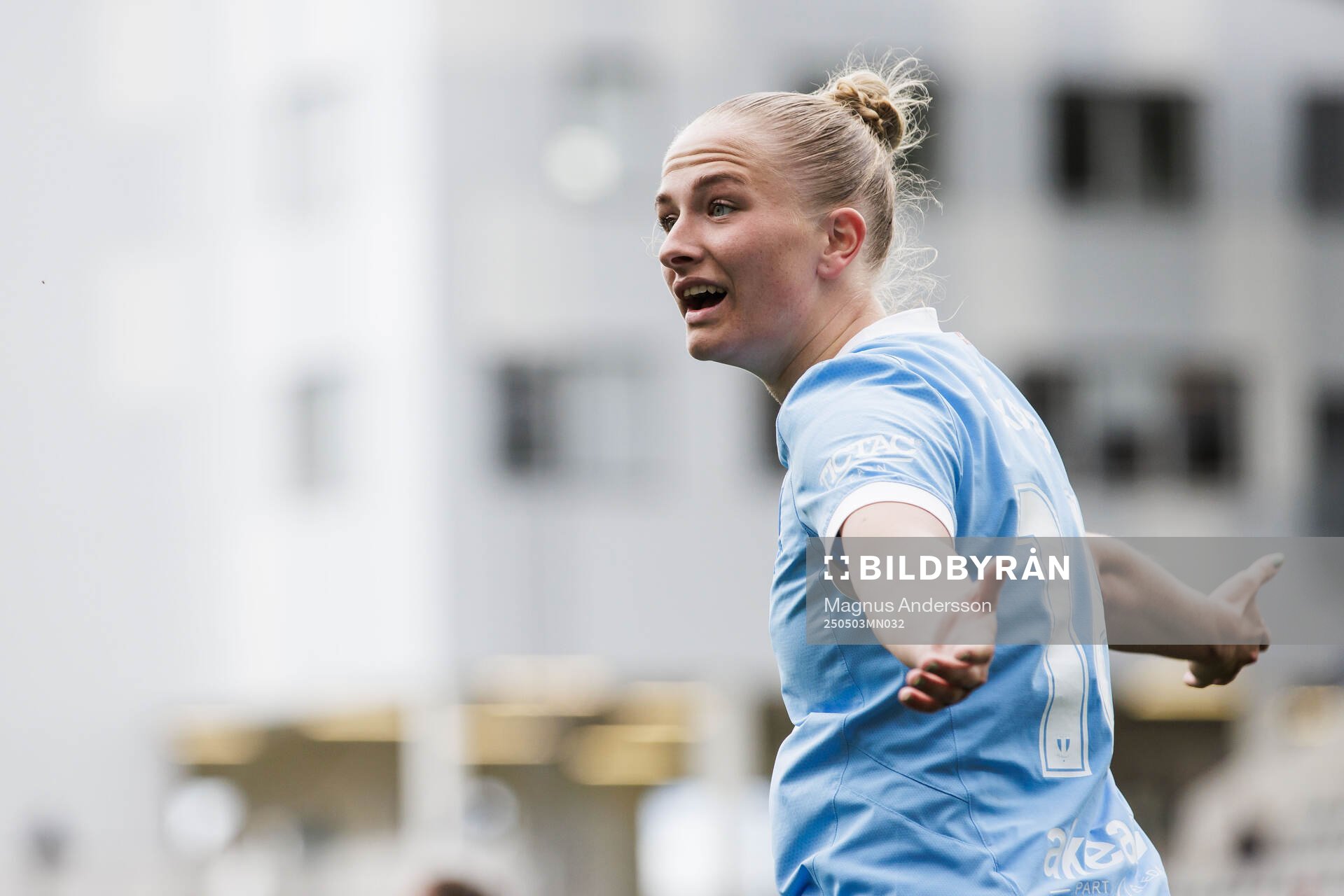 Malmö FFs Tuva Skoog reagerar under fotbollsmatchen i Damallsvenskan mellan Linköping och Malmö FF den 3 maj 2025 i Linköping. 