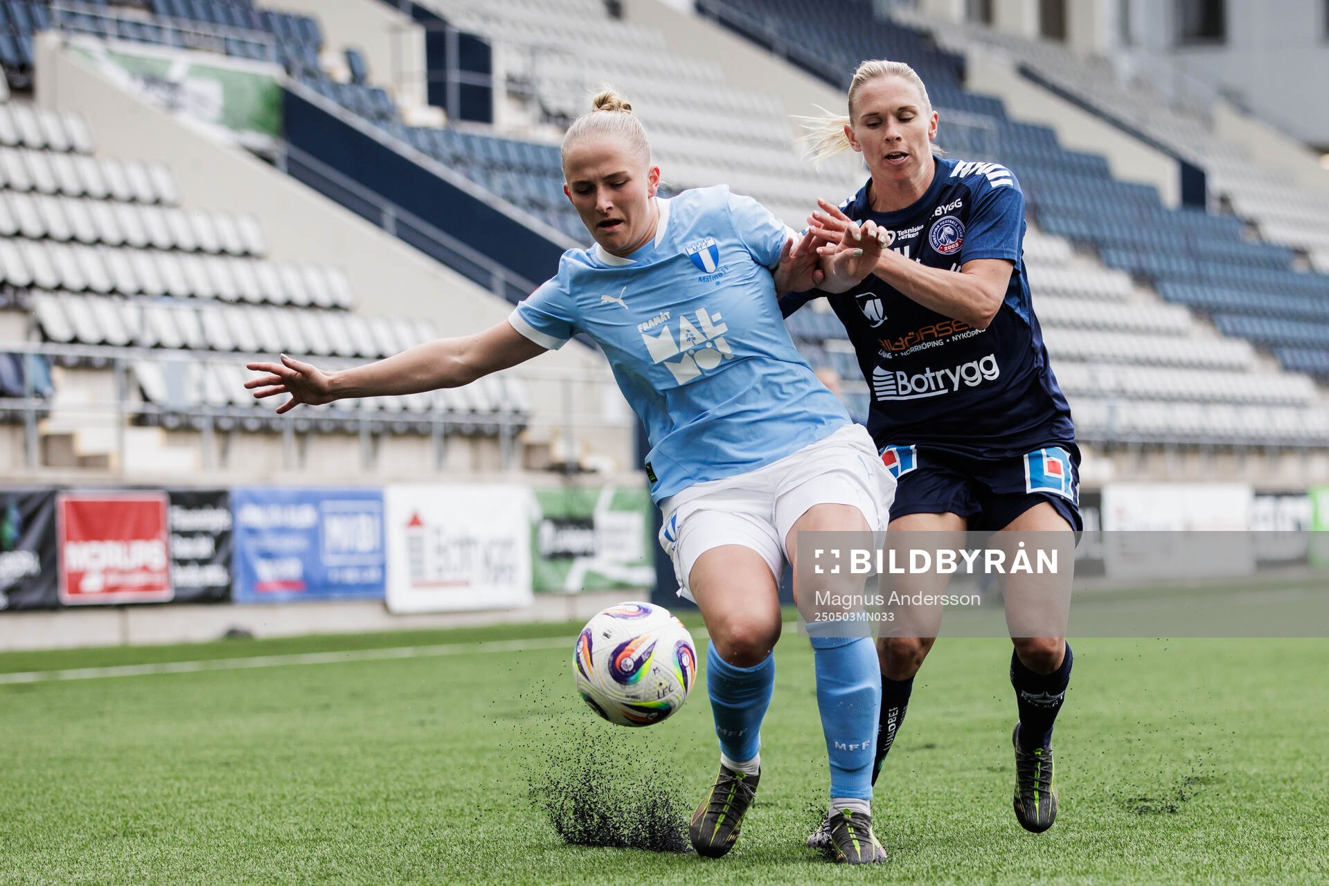 Malmö FFs Tuva Skoog och Linköpings Jonna Andersson under fotbollsmatchen i Damallsvenskan mellan Linköping och Malmö FF den 3 maj 2025 i Linköping.