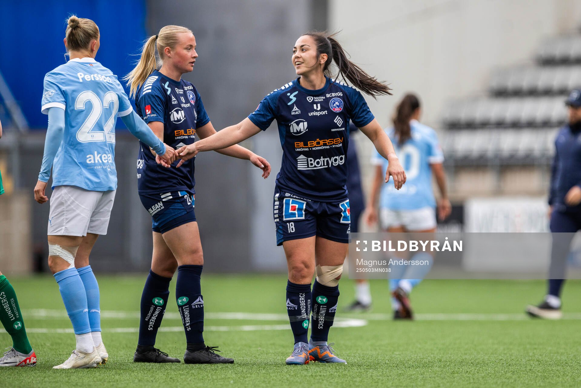 Linköpings Tyra Andersson och Michelle de Jongh efter fotbollsmatchen i Damallsvenskan mellan Linköping och Malmö FF den 3 maj 2025 i Linköping.