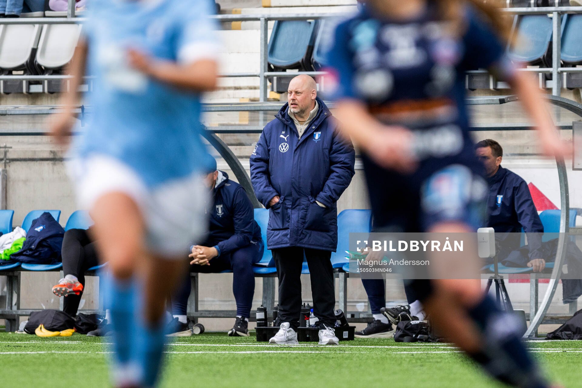 Malmö FFs tränare Jonas Valfridsson under fotbollsmatchen i Damallsvenskan mellan Linköping och Malmö FF den 3 maj 2025 i Linköping.