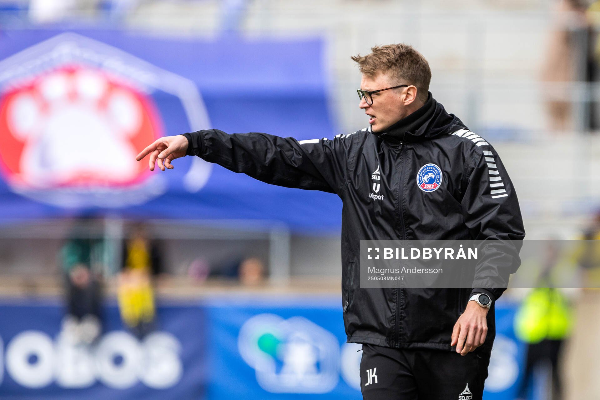 Linköpings tränare Jonne Kunnas under fotbollsmatchen i Damallsvenskan mellan Linköping och Malmö FF den 3 maj 2025 i Linköping. 