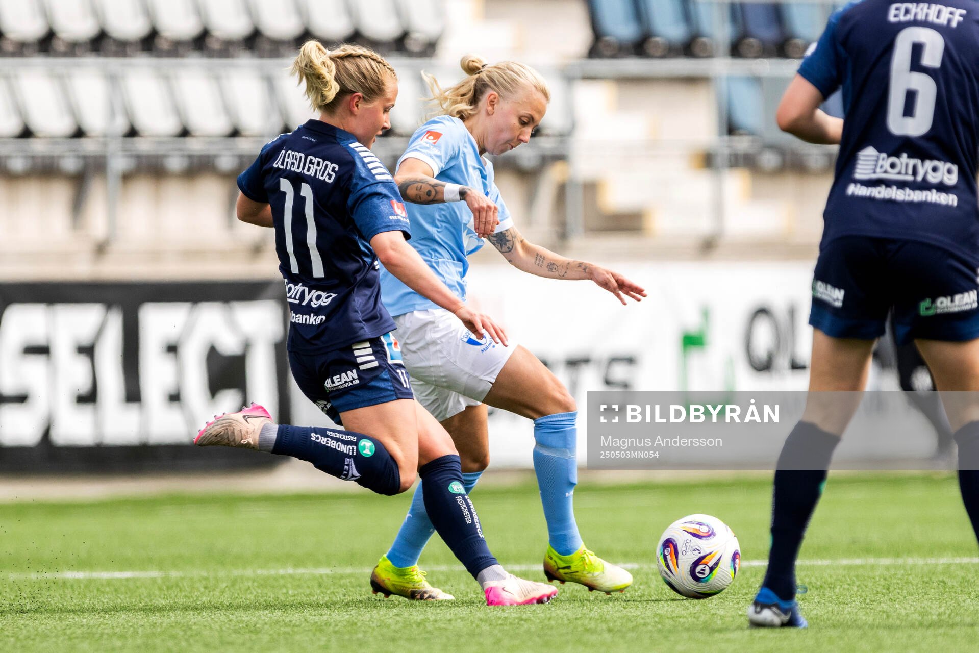 Linköpings Maria Olafsdottir Gros och Malmö FFs Nathalie Hoff Persson under fotbollsmatchen i Damallsvenskan mellan Linköping och Malmö FF den 3 maj 2025 i Linköping.