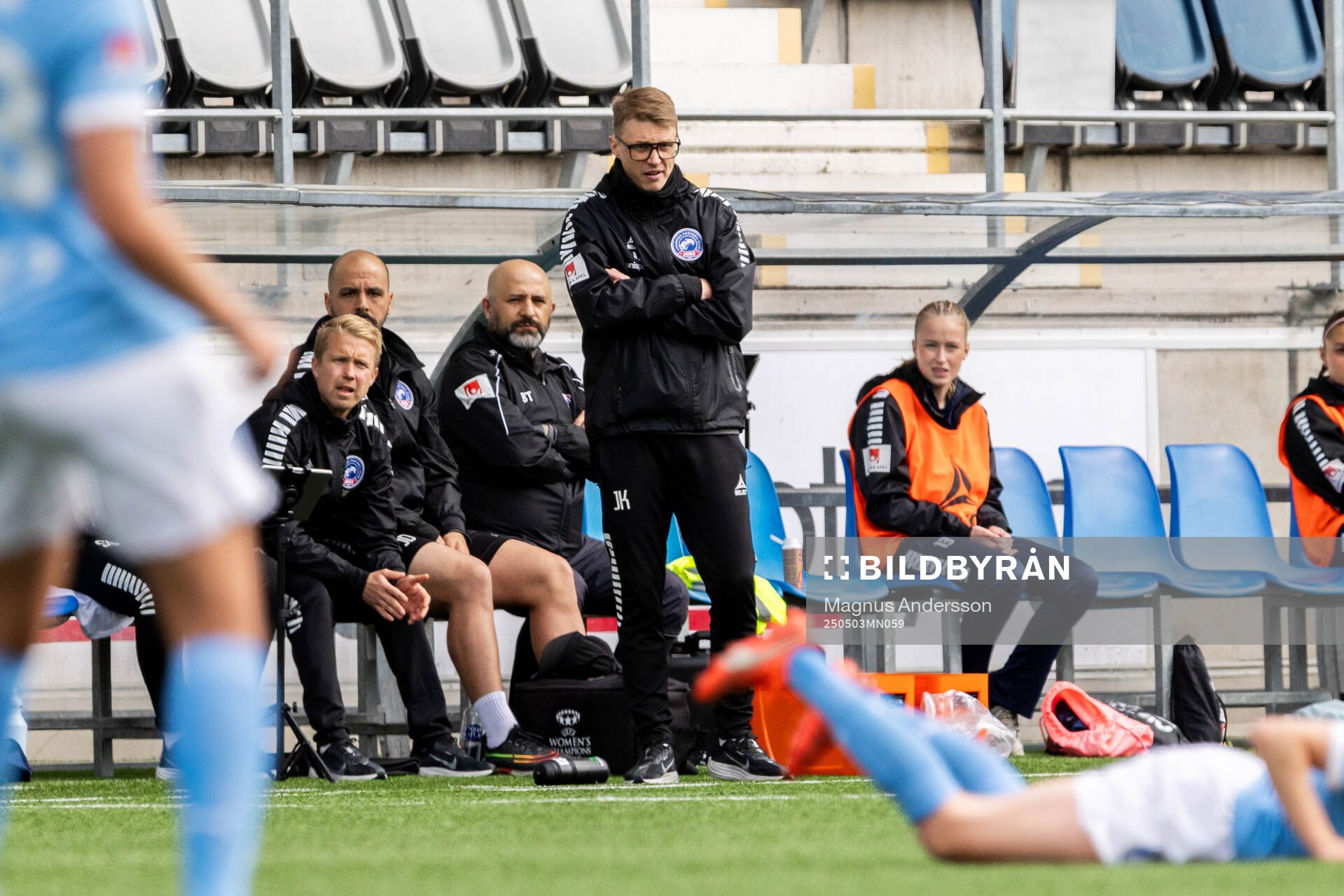 Linköpings tränare Jonne Kunnas under fotbollsmatchen i Damallsvenskan mellan Linköping och Malmö FF den 3 maj 2025 i Linköping. 