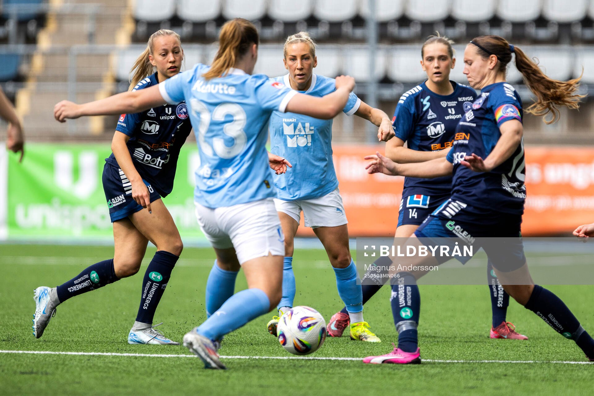 Linköpings Sara Eriksson och Malmö FFs Mia Persson under fotbollsmatchen i Damallsvenskan mellan Linköping och Malmö FF den 3 maj 2025 i Linköping.