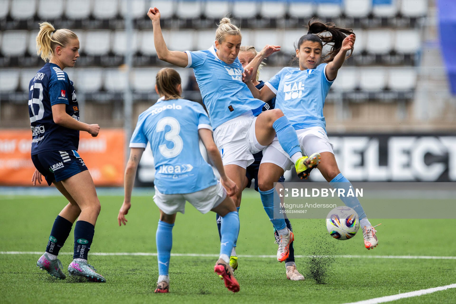 Linköpings Lilli Halttunen och Malmö FFs Mia Persson och Ines Belloumou under fotbollsmatchen i Damallsvenskan mellan Linköping och Malmö FF den 3 maj 2025 i Linköping.