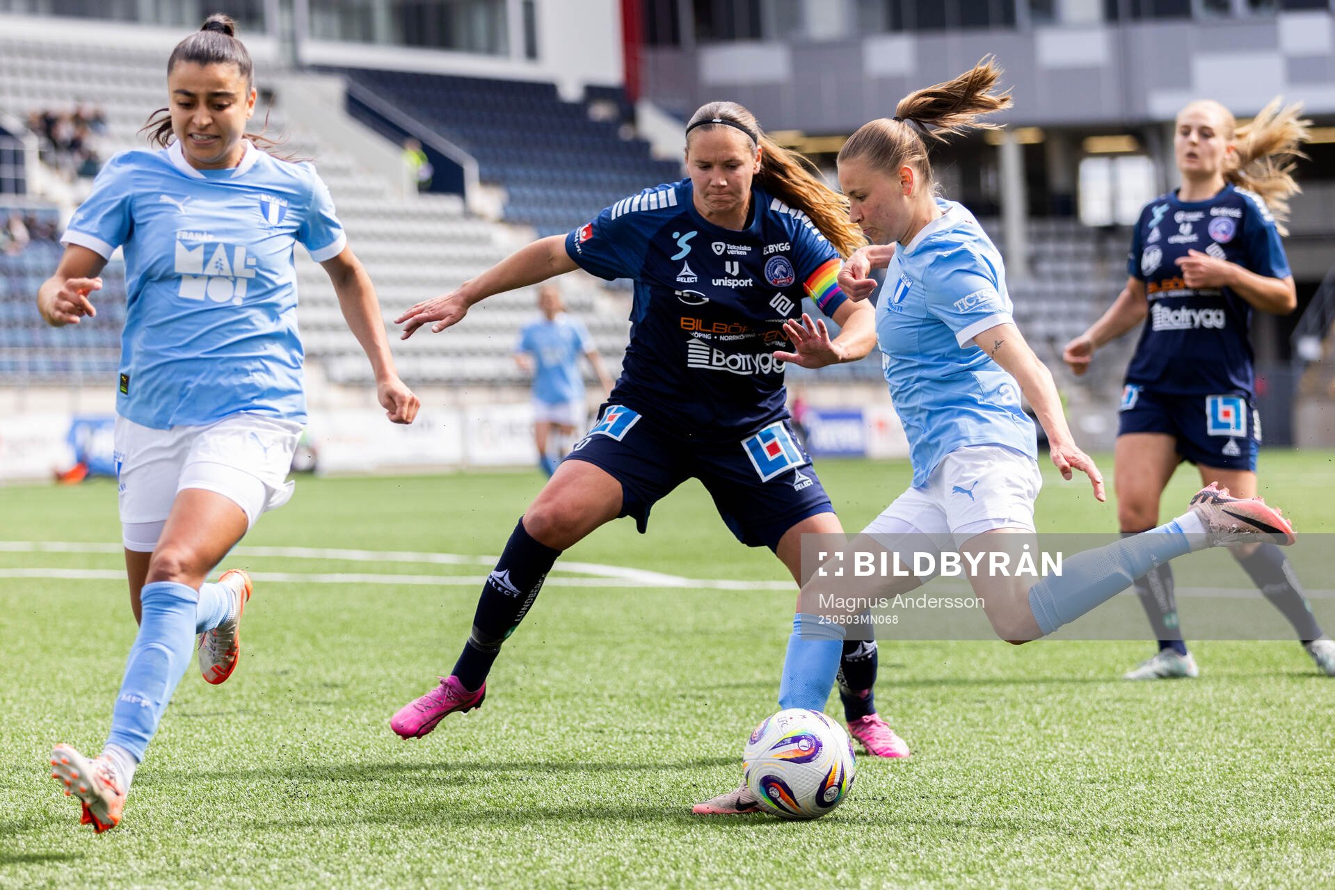 Linköpings Emma Lennartsson och Malmö FFs Katariina Kosola