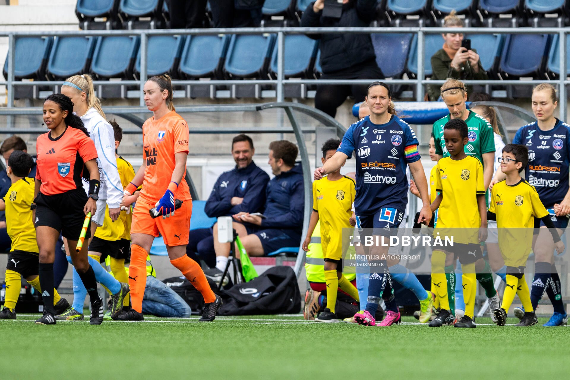 Malmö FFs målvakt Moa Öhman och Linköpings Emma Lennartsson inför fotbollsmatchen i Damallsvenskan mellan Linköping och Malmö FF den 3 maj 2025 i Linköping.