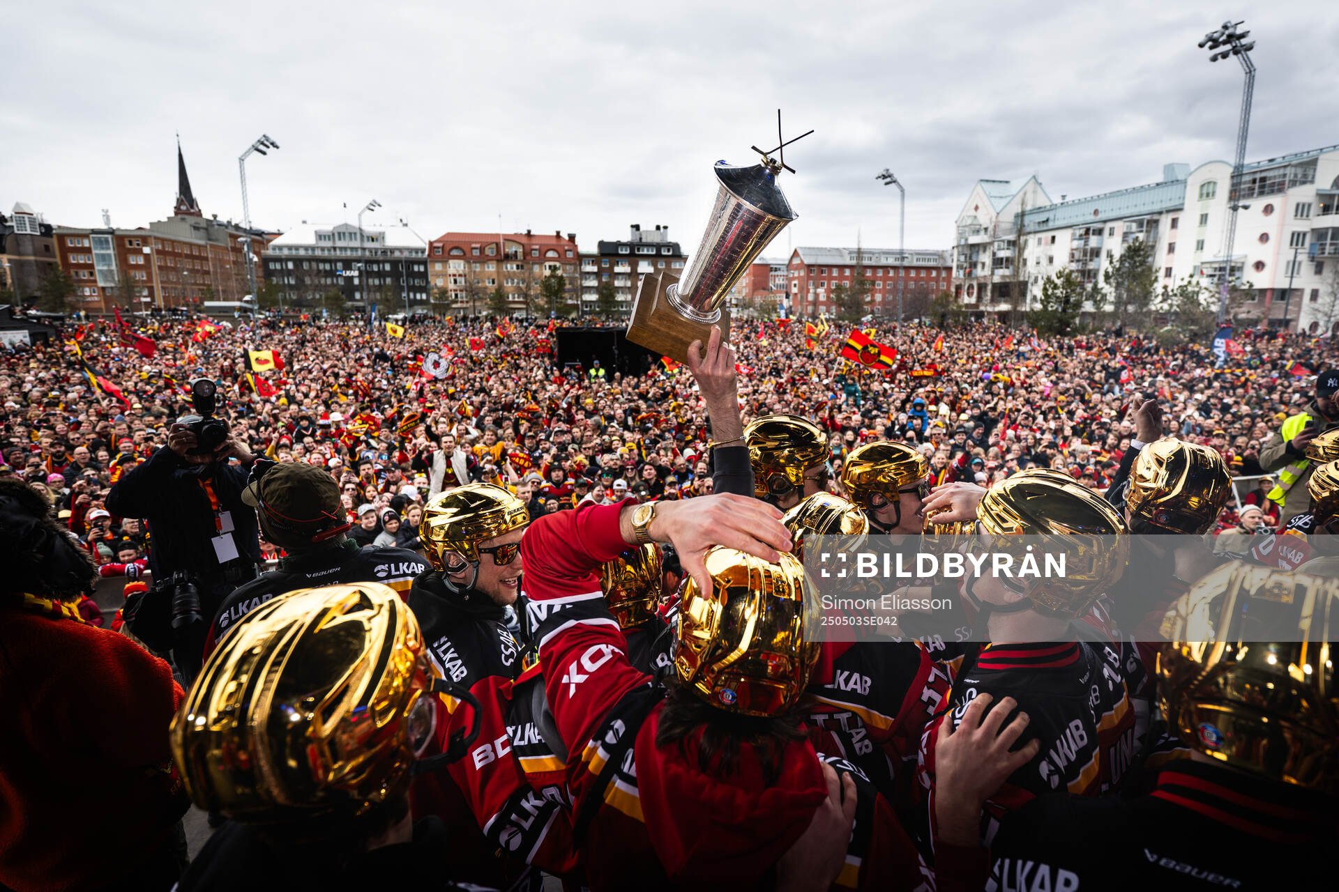 Luleås spelare jublar med pokalen