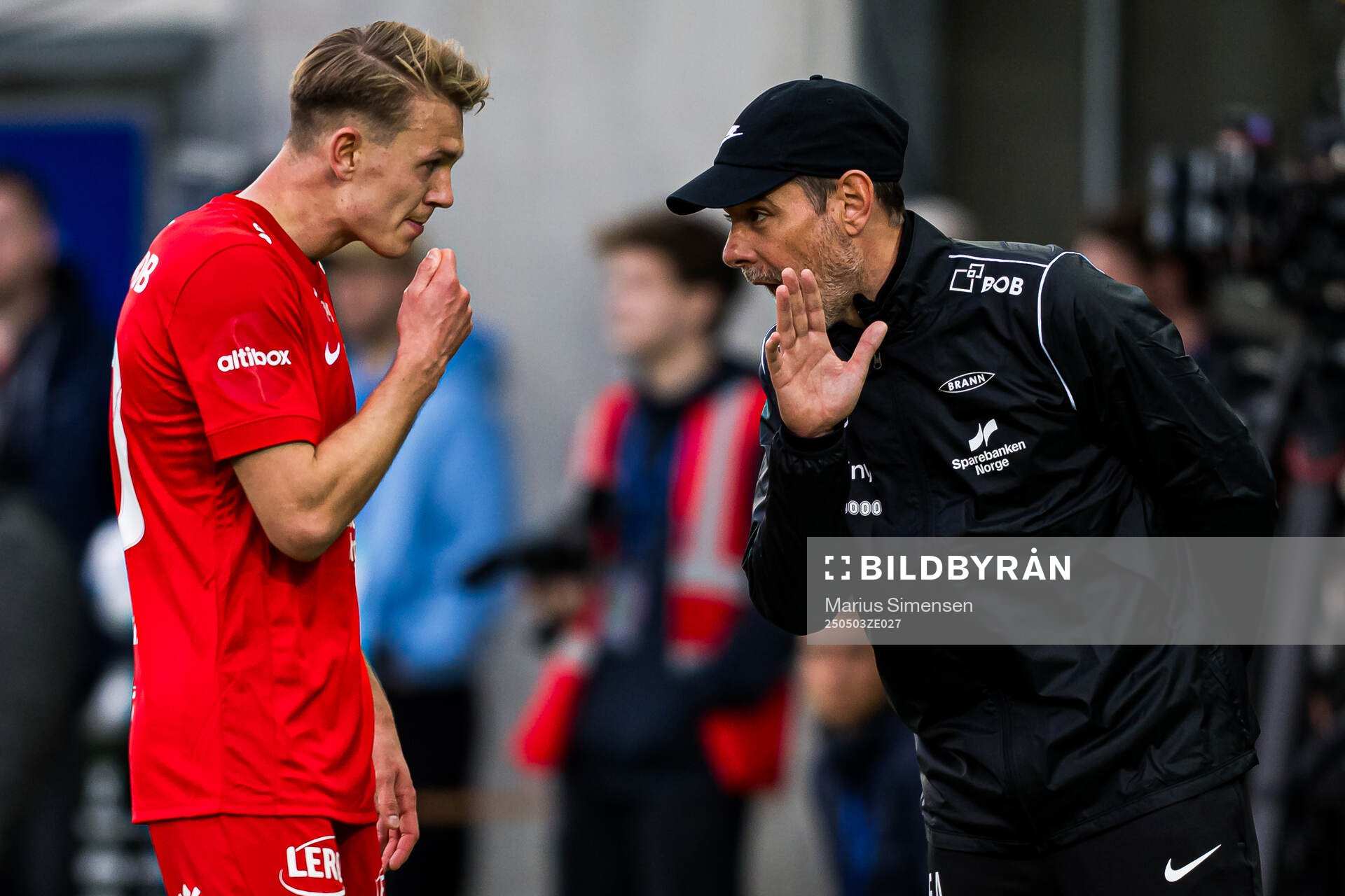 Emil Kornvig and Freyr Alexandersson, head coach of Brann, during the Eliteserien match between Vålerenga and Brann on May 3, 2025 in Oslo.