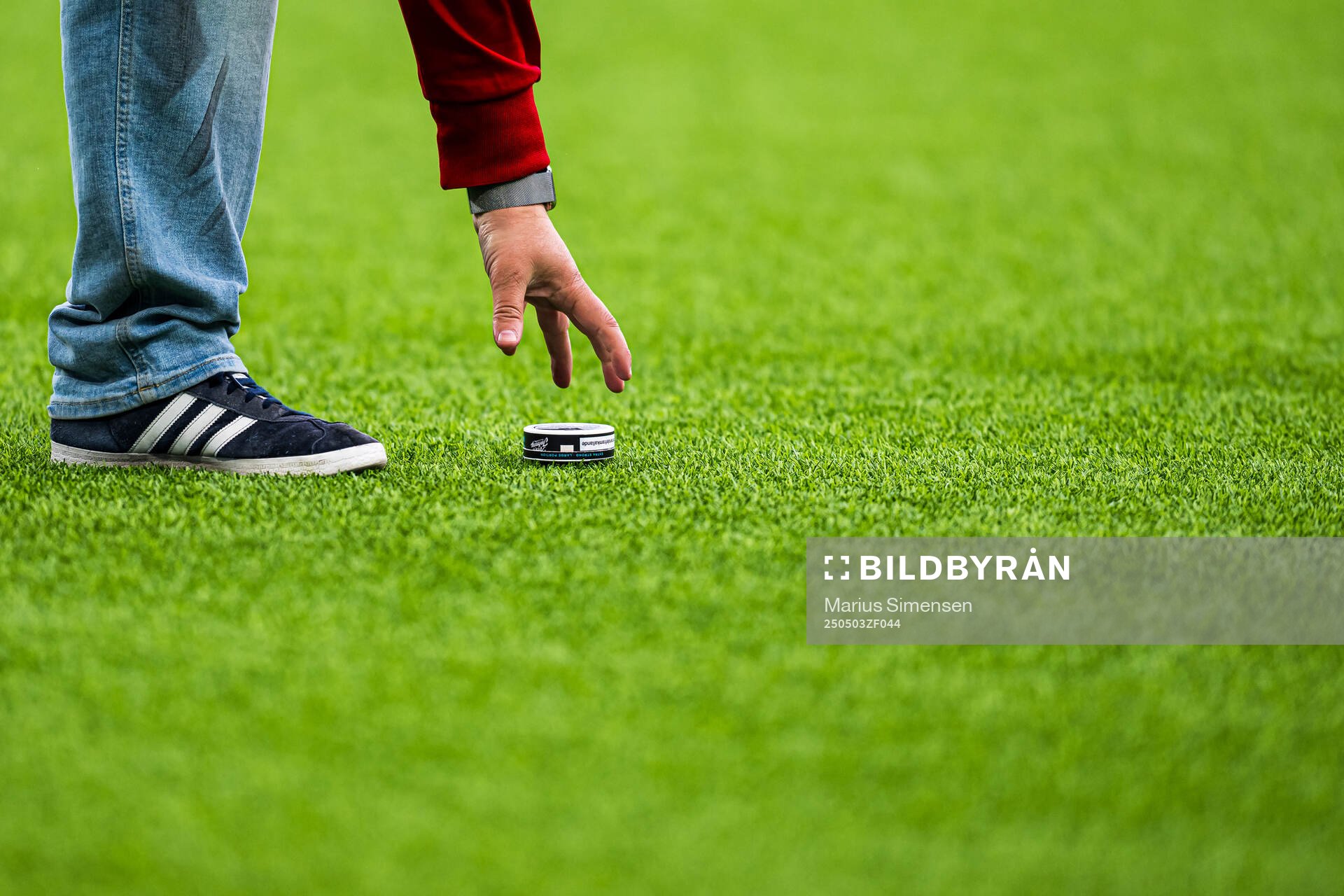 Snuffbox on the pitch during the Eliteserien match between Rosenborg and Molde on May 3, 2025 in Oslo. 