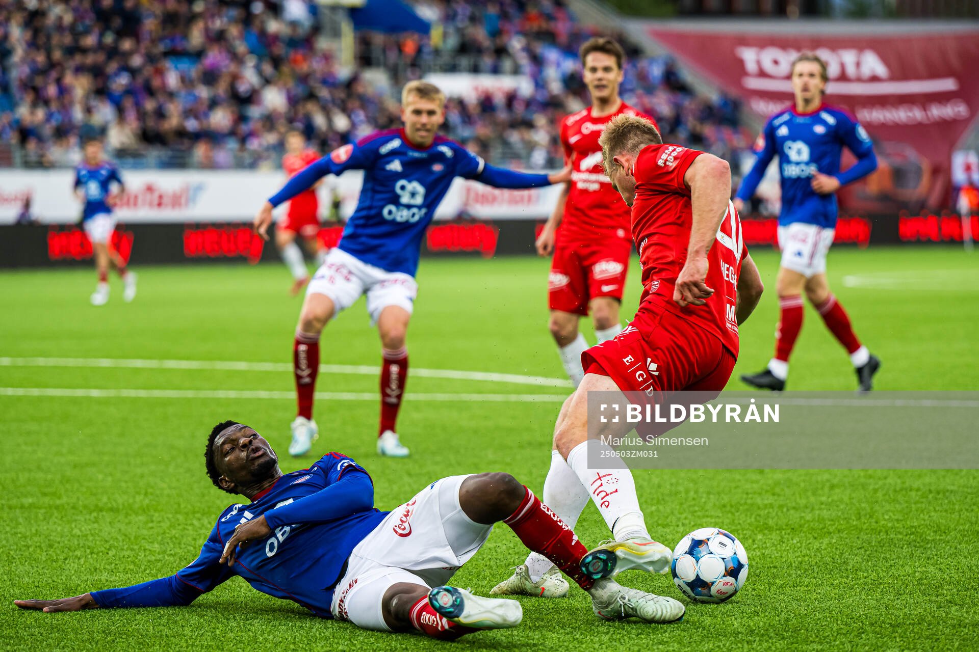 Fidel Brice Ambina of Vålerenga and Aune Heggebø of Brann