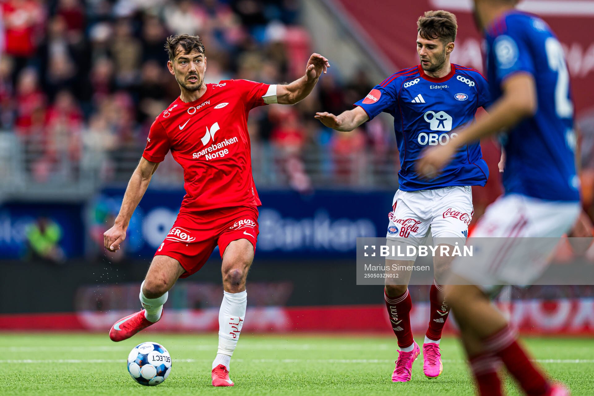 Fredrik Pallesen Knudsen of Brann and Muamer Brajanac of Vålerenga during the Eliteserien match between Vålerenga and Brann on May 3, 2025 in Oslo.