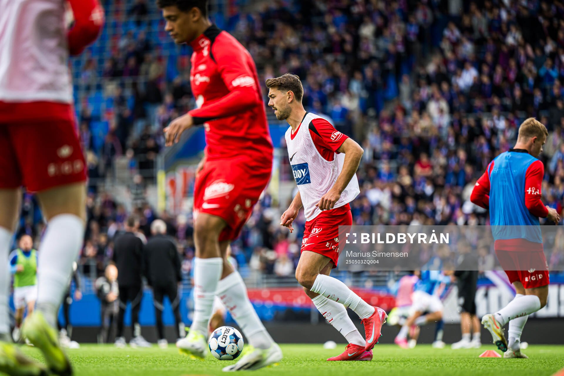 Fredrik Pallesen Knudsen of Brann warms up