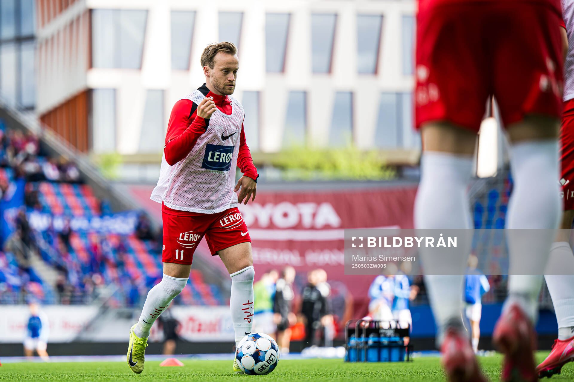 Bård Finne of Brann warms up