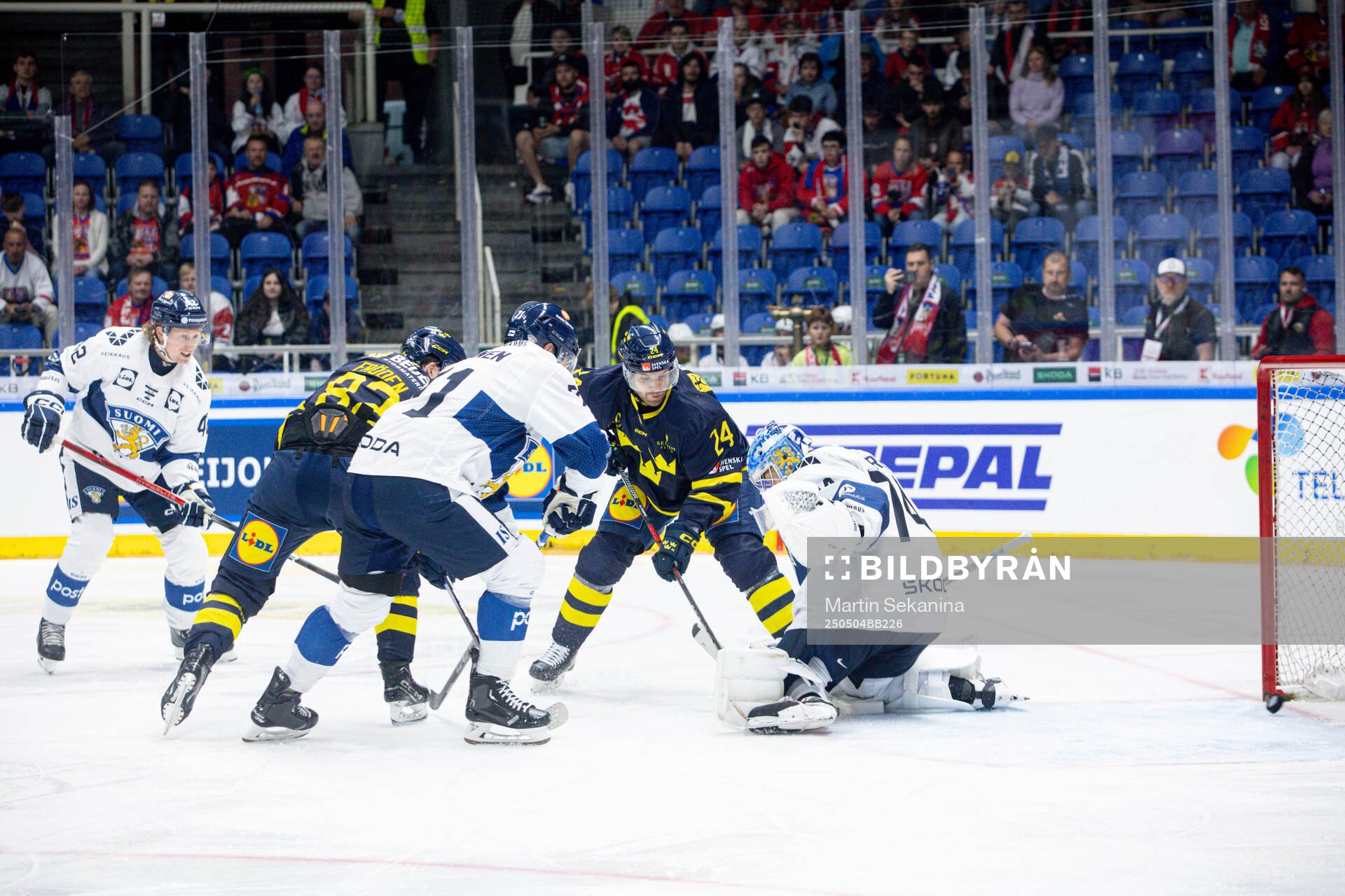 Oscar Lindberg of Sweden scores the 2-1 goal behind Juuse