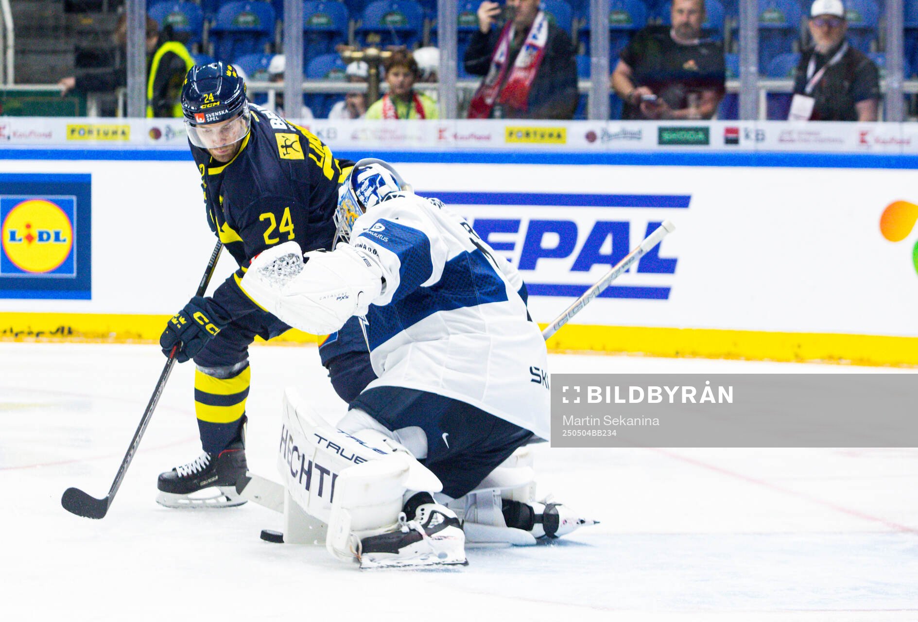 Oscar Lindberg of Sweden scores the 2-1 goal behind Juuse