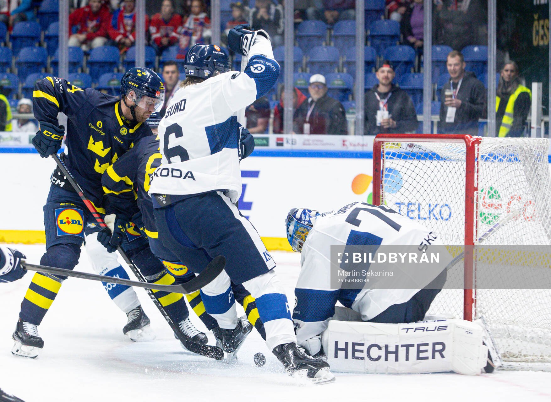 Oscar Lindberg of Sweden against Tony Sund and Juuse Saros