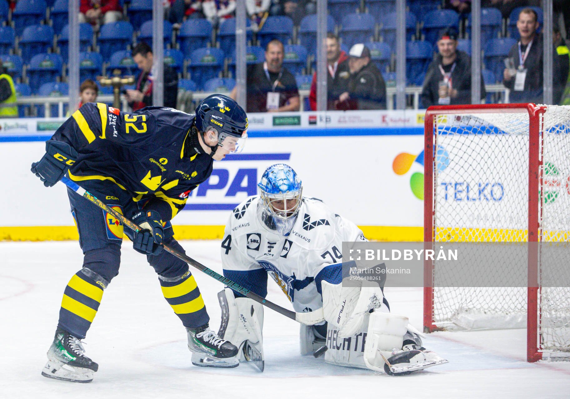 Felix Nilsson of Sweden and Juuse Saros of Finland