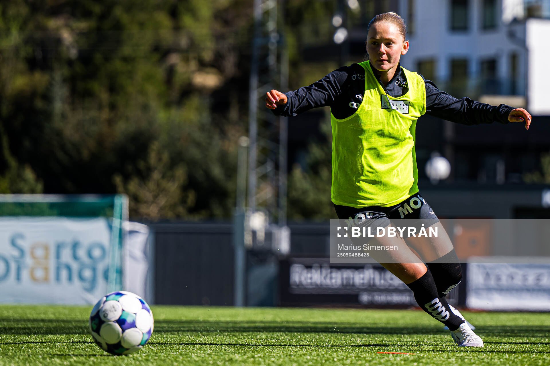 Norun Skjeldal of Åsane warms up