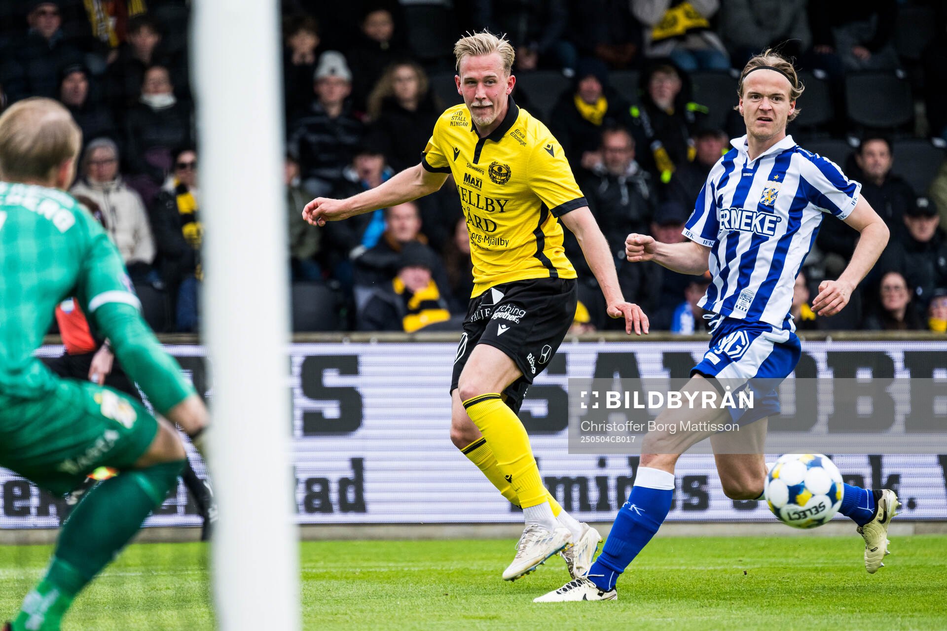 Mjällbys Herman Johansson och IFK Göteborgs August Erlingmark under fotbollsmatchen i Allsvenskan mellan Mjällby och IFK Göteborg den 4 maj 2025 i Hällevik.
