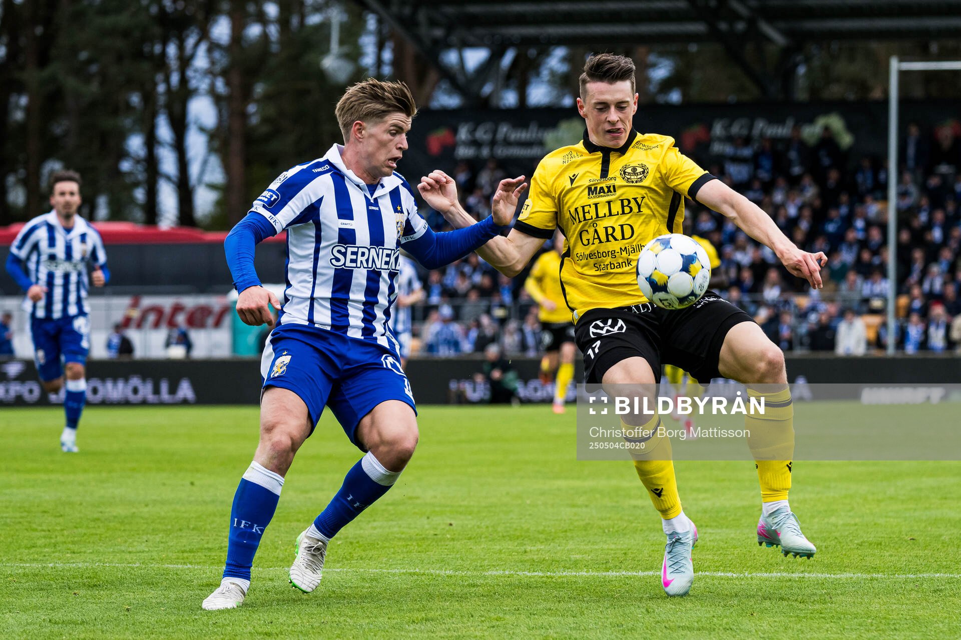 IFK Göteborgs Felix Eriksson och Mjällbys Elliot Stroud under fotbollsmatchen i Allsvenskan mellan Mjällby och IFK Göteborg den 4 maj 2025 i Hällevik.