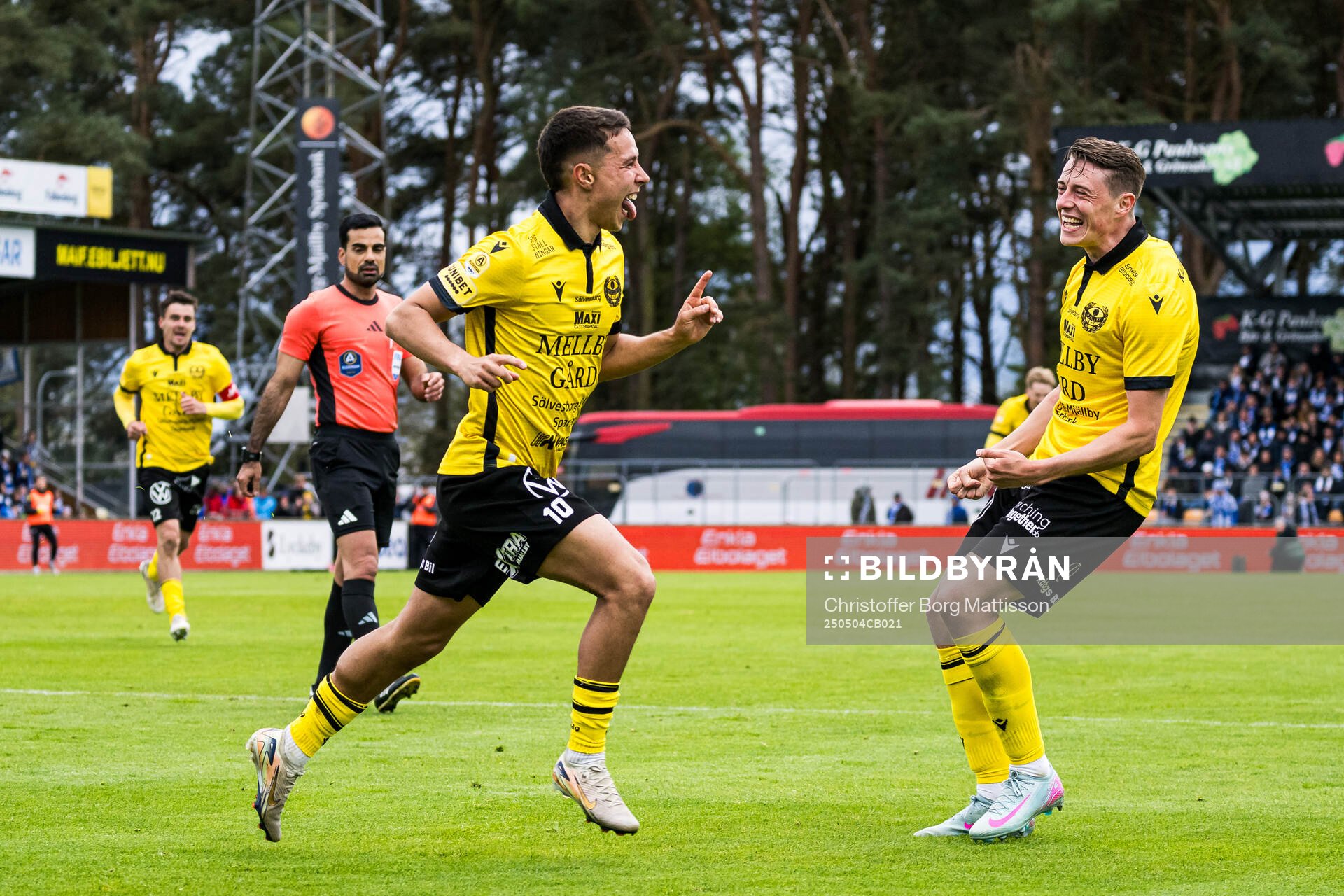 Mjällbys Nicklas Røjkjær och Elliot Stroud jublar efter 1-0 under fotbollsmatchen i Allsvenskan mellan Mjällby och IFK Göteborg den 4 maj 2025 i Hällevik.
