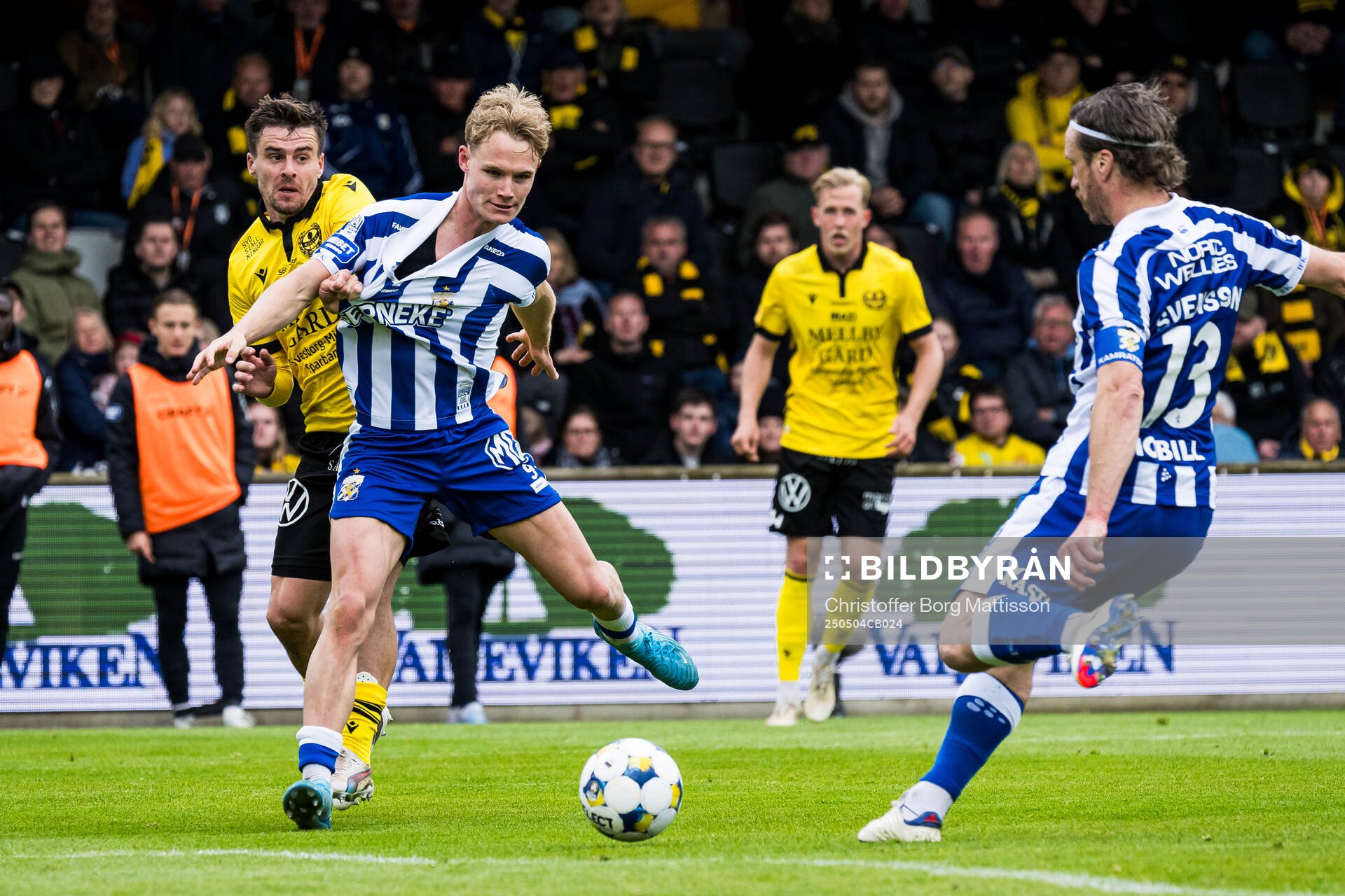 Mjällbys Jesper Gustavsson och IFK Göteborgs Max Fenger under fotbollsmatchen i Allsvenskan mellan Mjällby och IFK Göteborg den 4 maj 2025 i Hällevik.