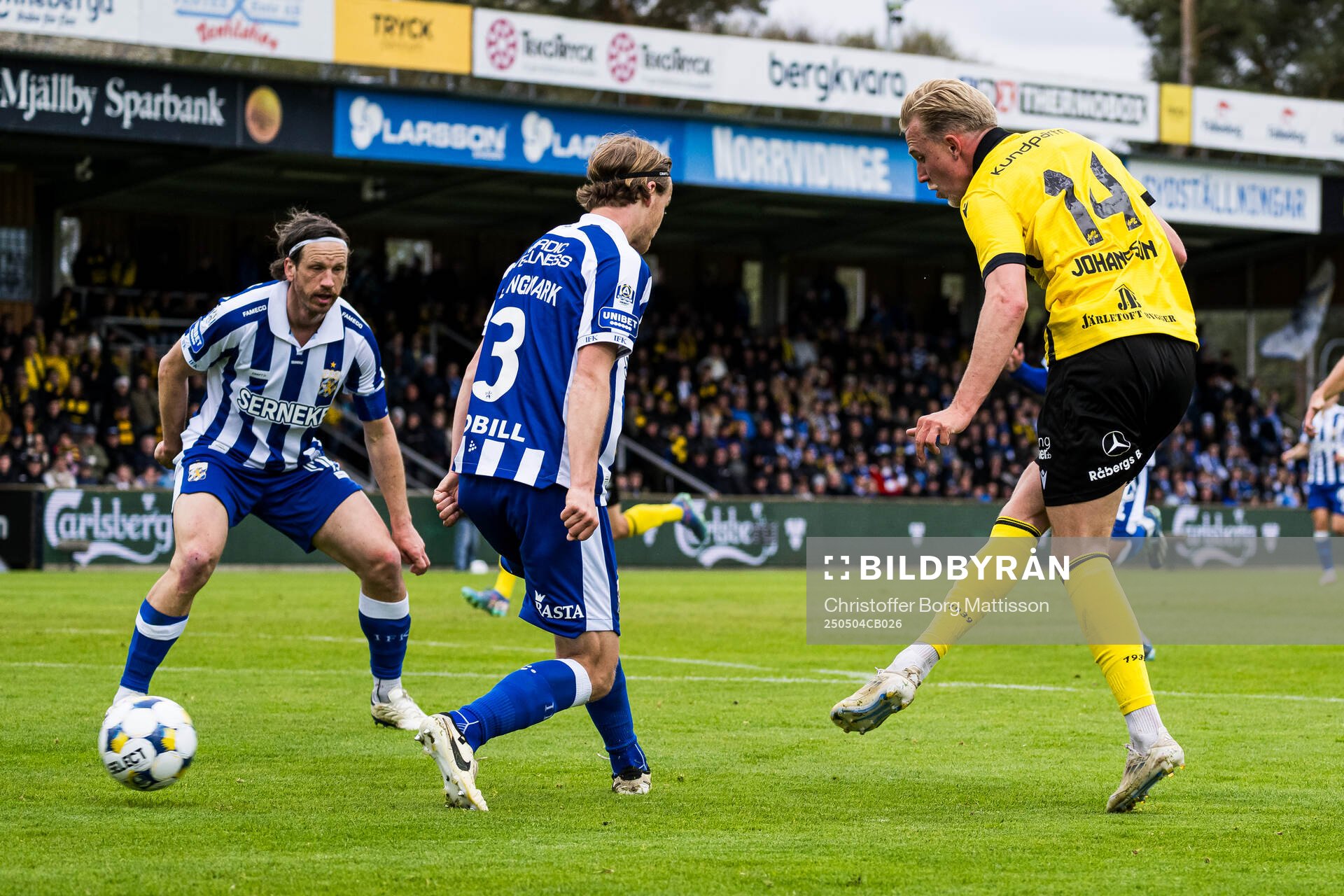 Mjällbys Herman Johansson och IFK Göteborgs August Erlingmark under fotbollsmatchen i Allsvenskan mellan Mjällby och IFK Göteborg den 4 maj 2025 i Hällevik.