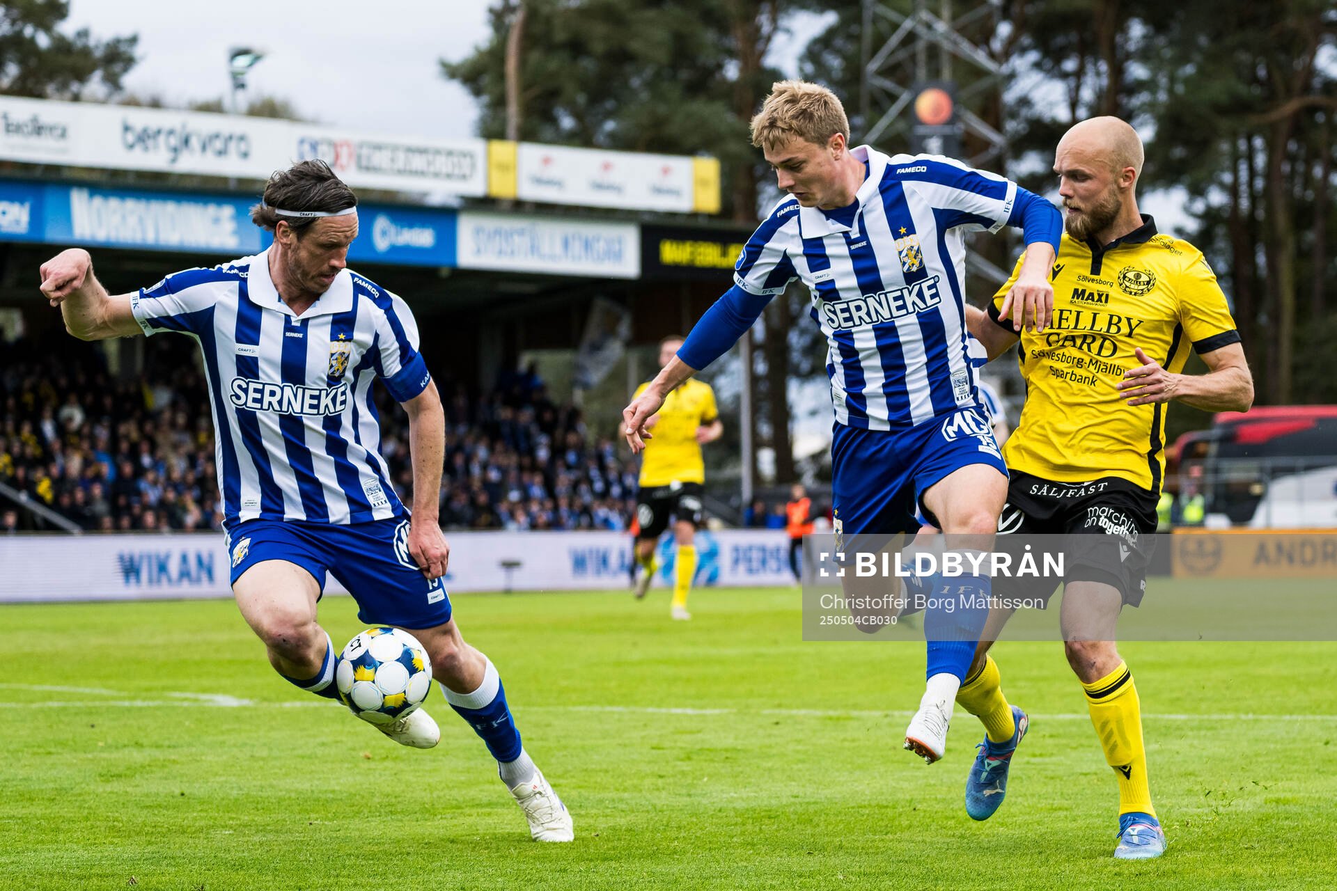 IFK Göteborgs Gustav Svensson och David Kruse och Mjällbys Viktor Gustafson under fotbollsmatchen i Allsvenskan mellan Mjällby och IFK Göteborg den 4 maj 2025 i Hällevik.