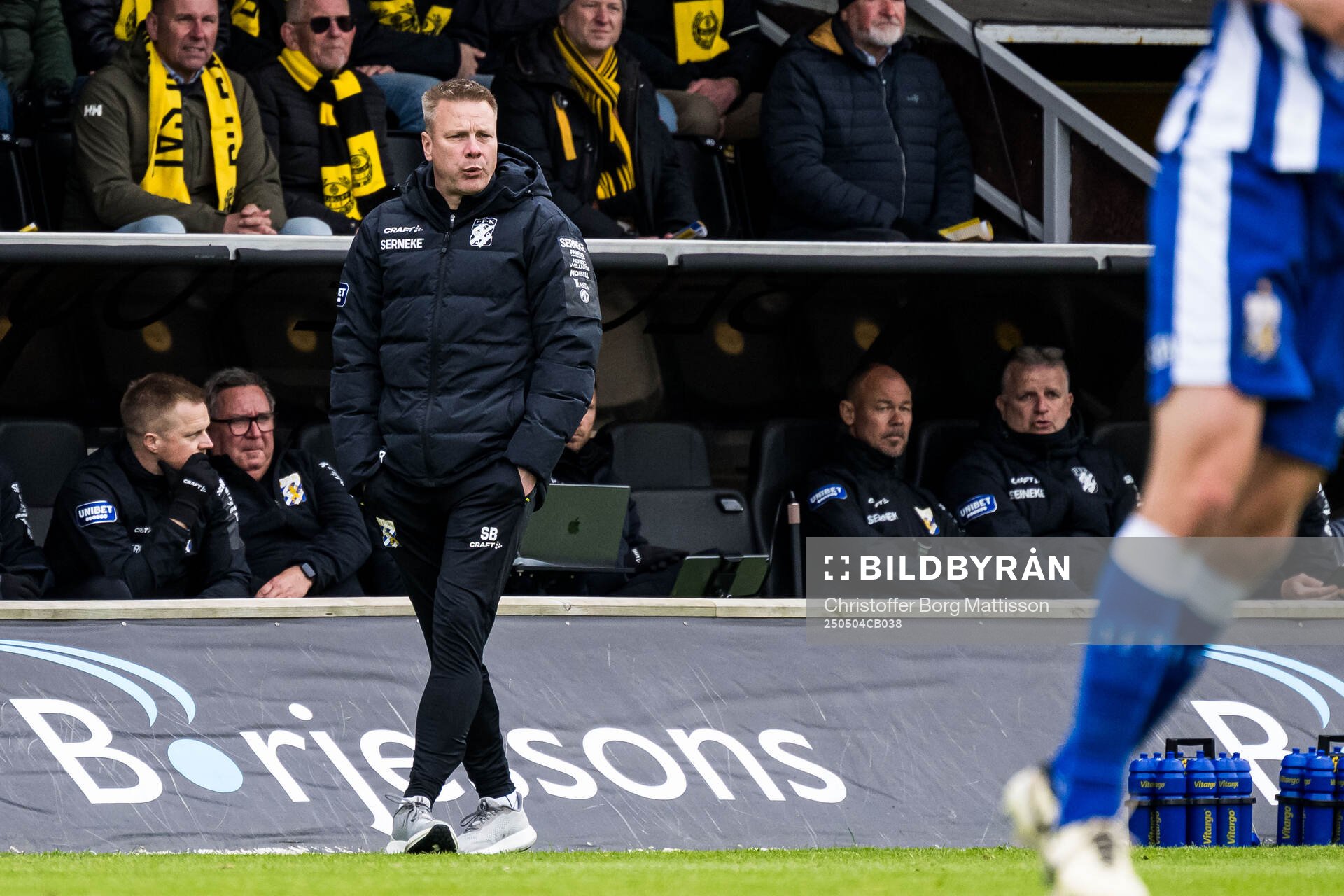 IFK Göteborgs tränare Stefan Billborn under fotbollsmatchen i Allsvenskan mellan Mjällby och IFK Göteborg den 4 maj 2025 i Hällevik.