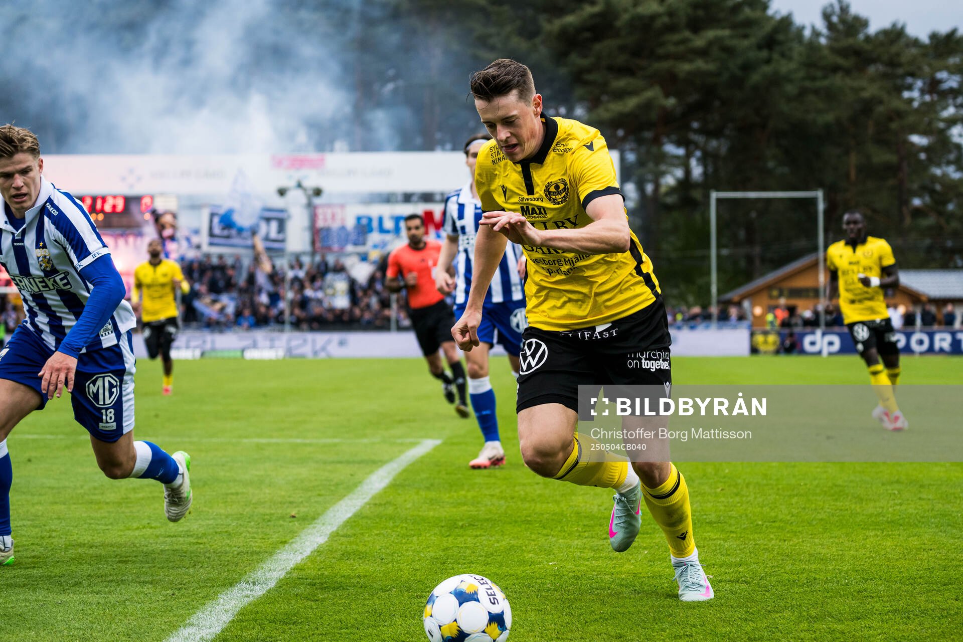 Mjällbys Elliot Stroud under fotbollsmatchen i Allsvenskan mellan Mjällby och IFK Göteborg den 4 maj 2025 i Hällevik. 