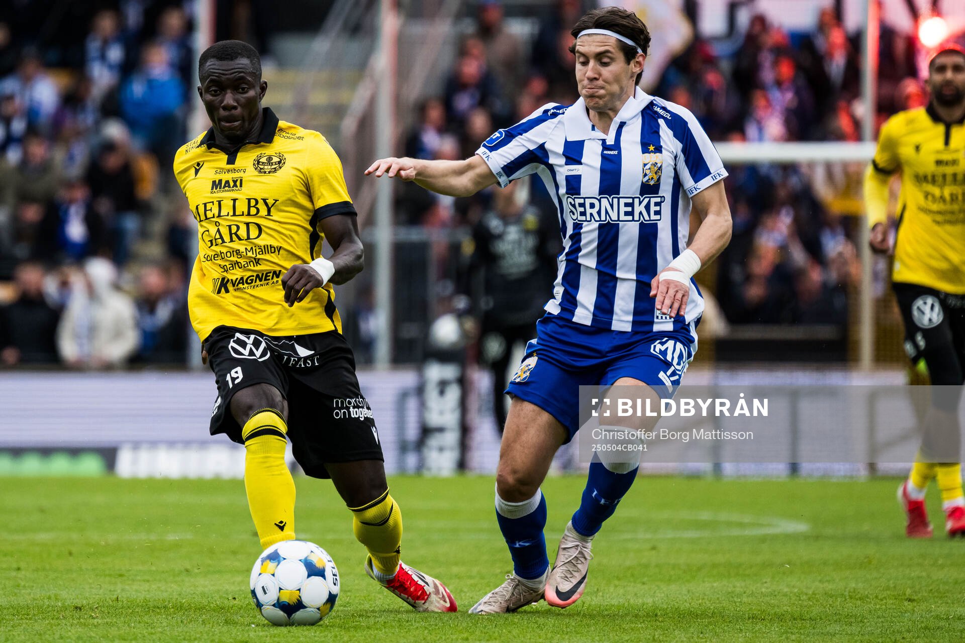 Mjällbys Abdoulie Manneh och IFK Göteborgs Eman Markovic under fotbollsmatchen i Allsvenskan mellan Mjällby och IFK Göteborg den 4 maj 2025 i Hällevik.