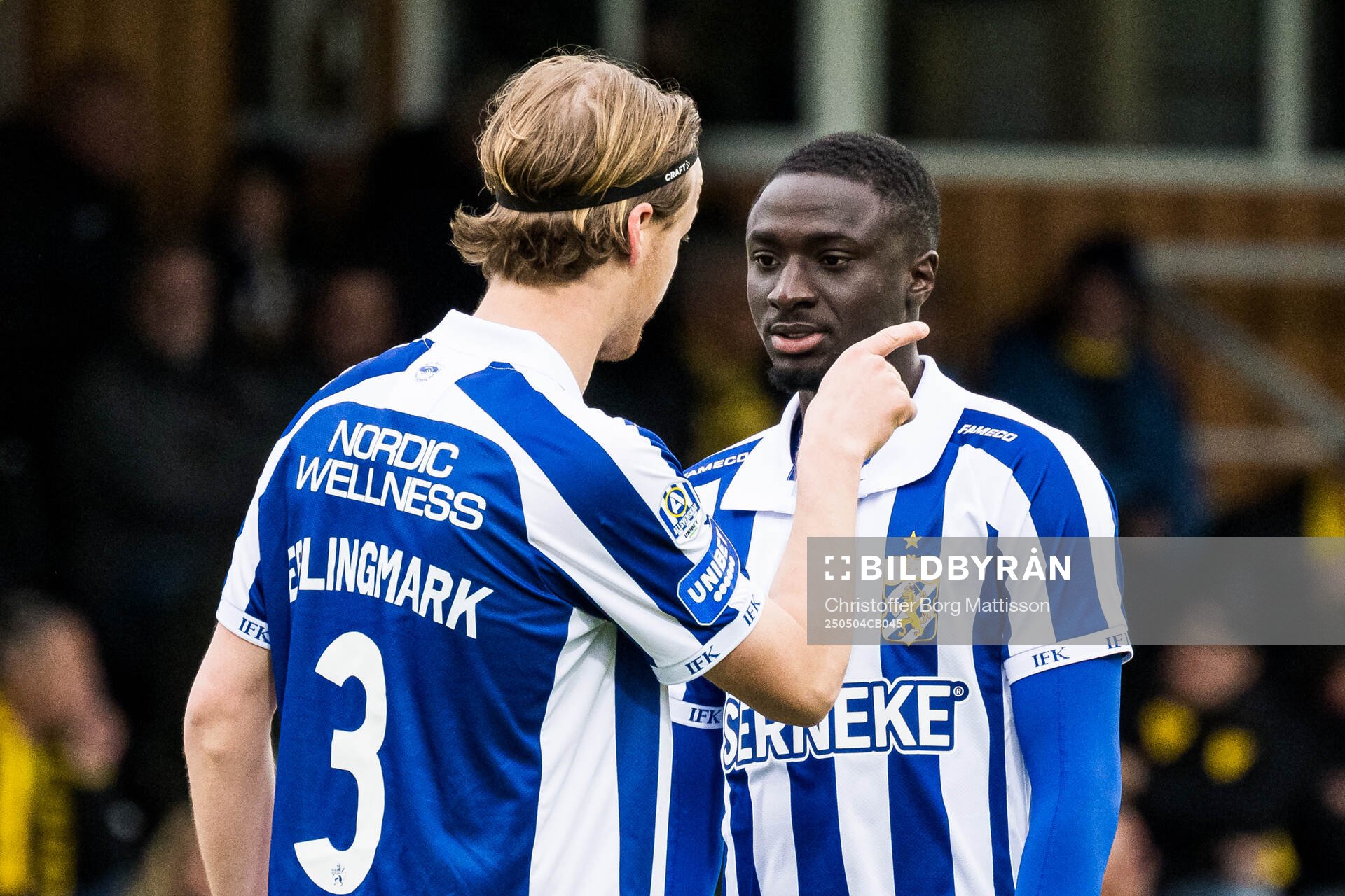 IFK Göteborgs August Erlingmark och Imam Jagne under fotbollsmatchen i Allsvenskan mellan Mjällby och IFK Göteborg den 4 maj 2025 i Hällevik.